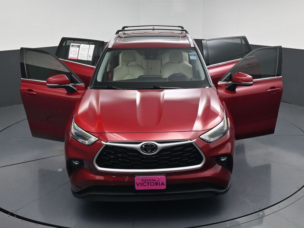 2022 Toyota Highlander XLE Red at Victoria Chrysler Dodge Jeep Ram