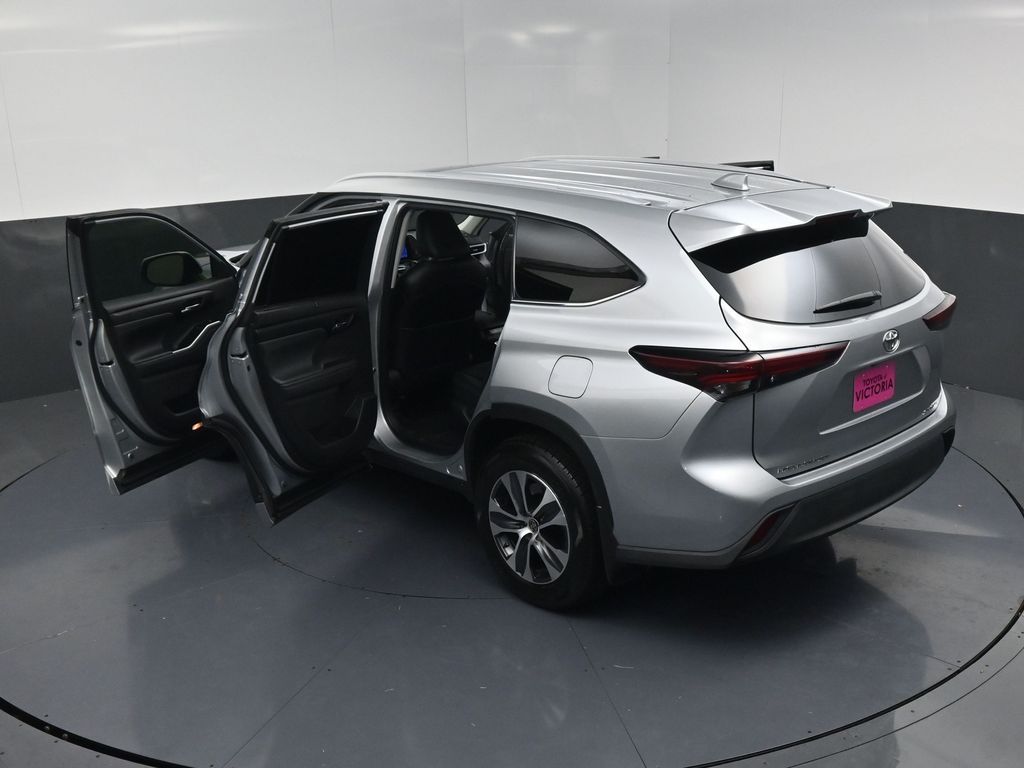 2024 Toyota Highlander XLE Silver at Gullo Toyota