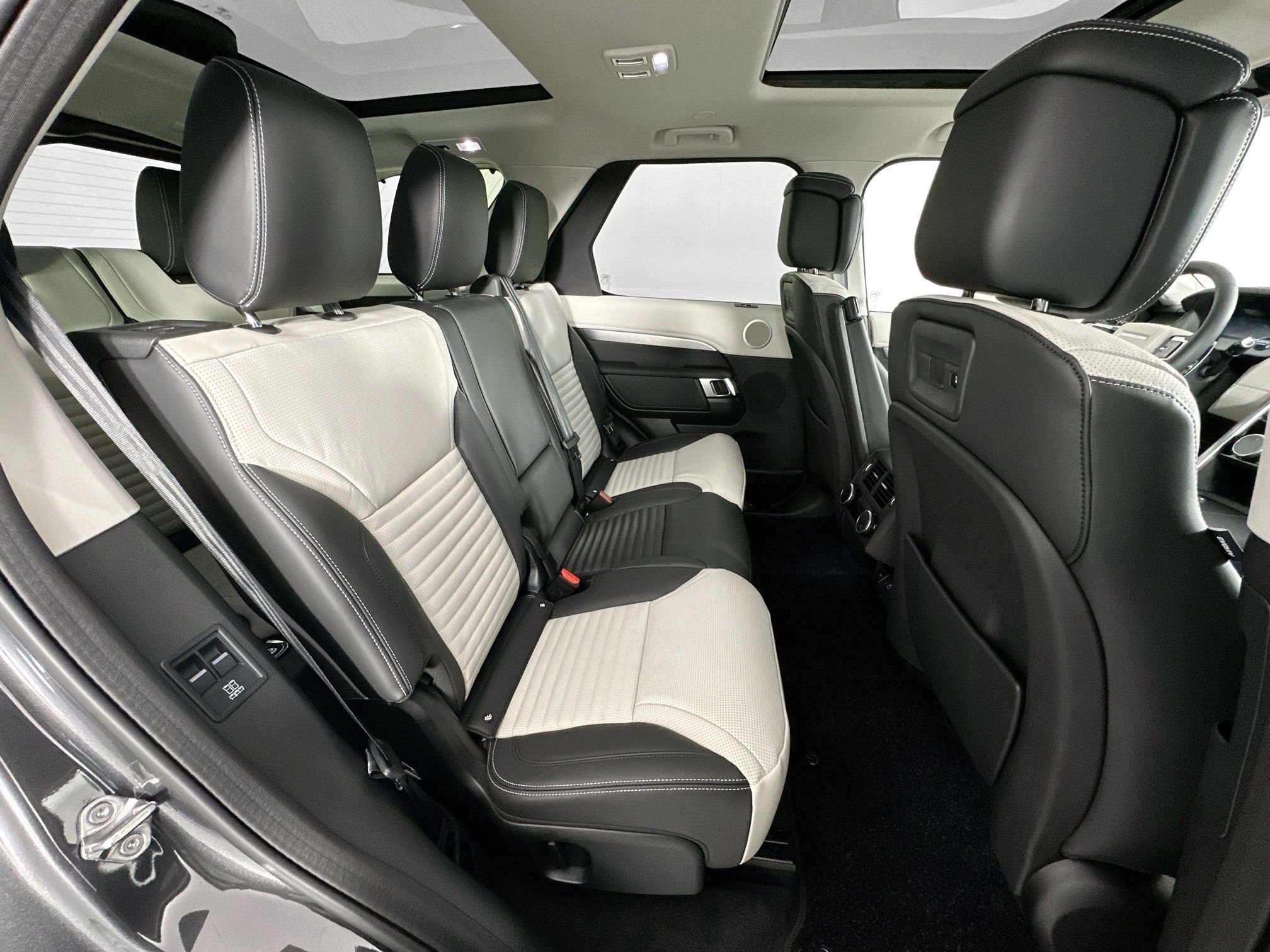 new 2025 Land Rover Discovery car, priced at $79,478