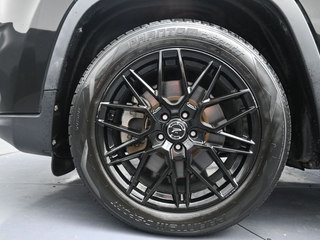 2020 Jeep Cherokee Latitude Black at DeMontrond Auto Country