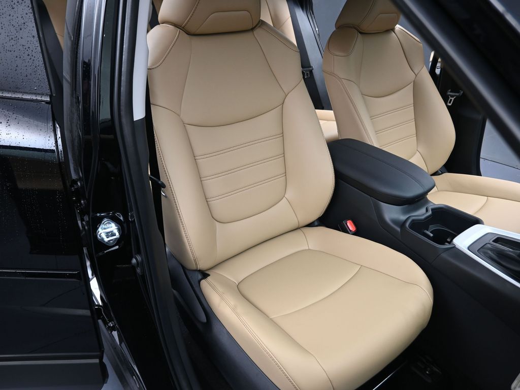 2025 Toyota RAV4 XLE Premium - 11