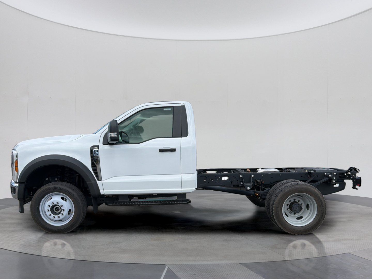 2025 Ford F-550 Super Duty Chassis Cab XL - Photo 9