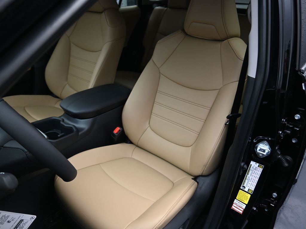 2025 Toyota RAV4 XLE Premium - 9