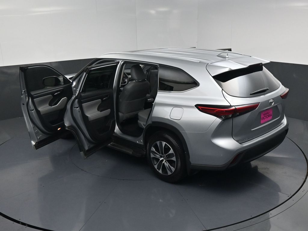 2022 Toyota Highlander XLE Silver at Don McGill Toyota