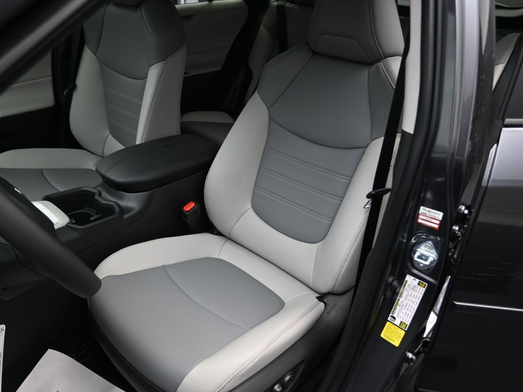 2025 Toyota RAV4 XLE Premium - 9