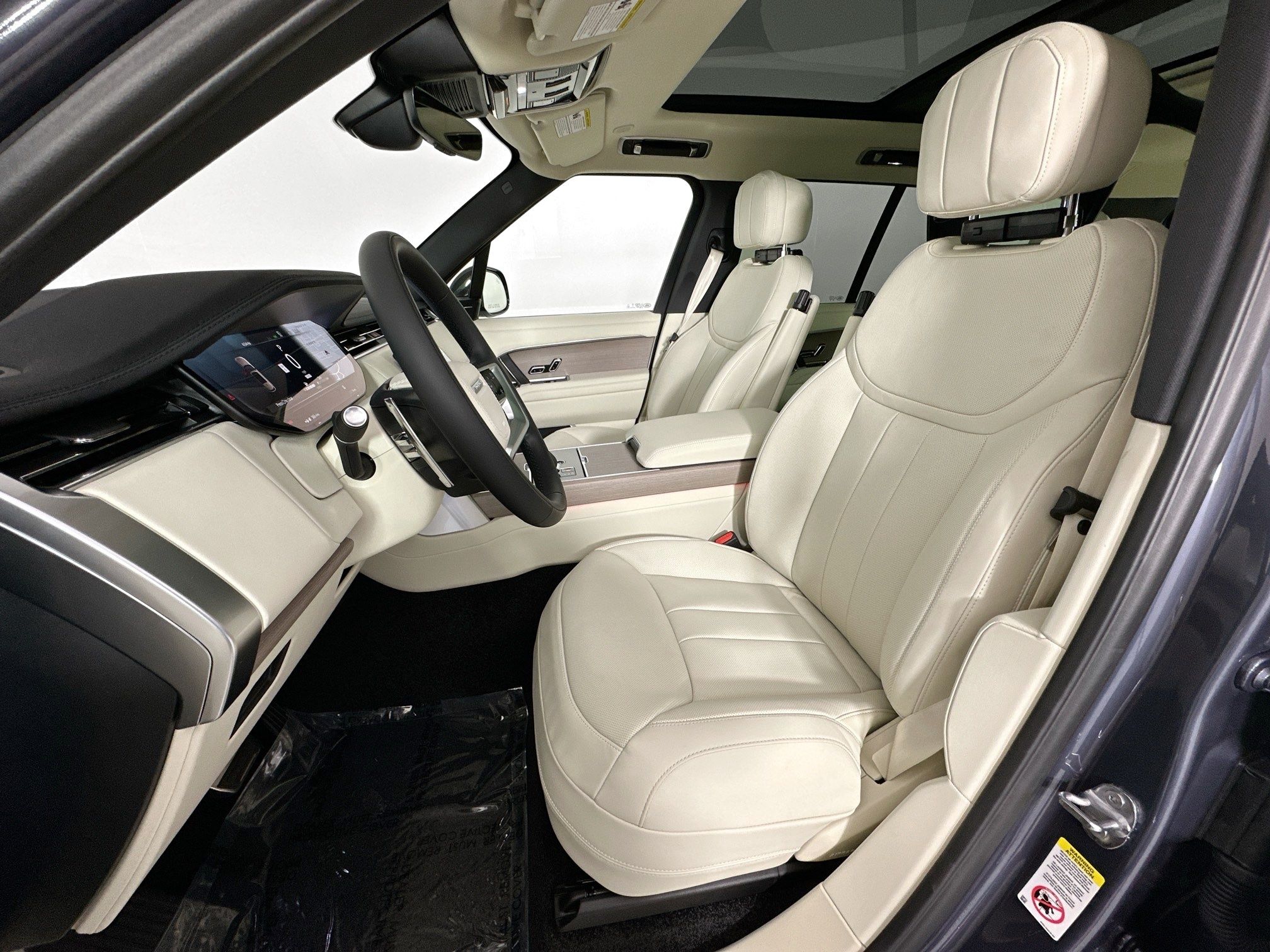 new 2026 Land Rover Range Rover Plug-In Hybrid car, priced at $135,525