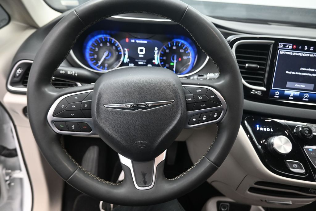2024 Chrysler Pacifica Touring L - 8