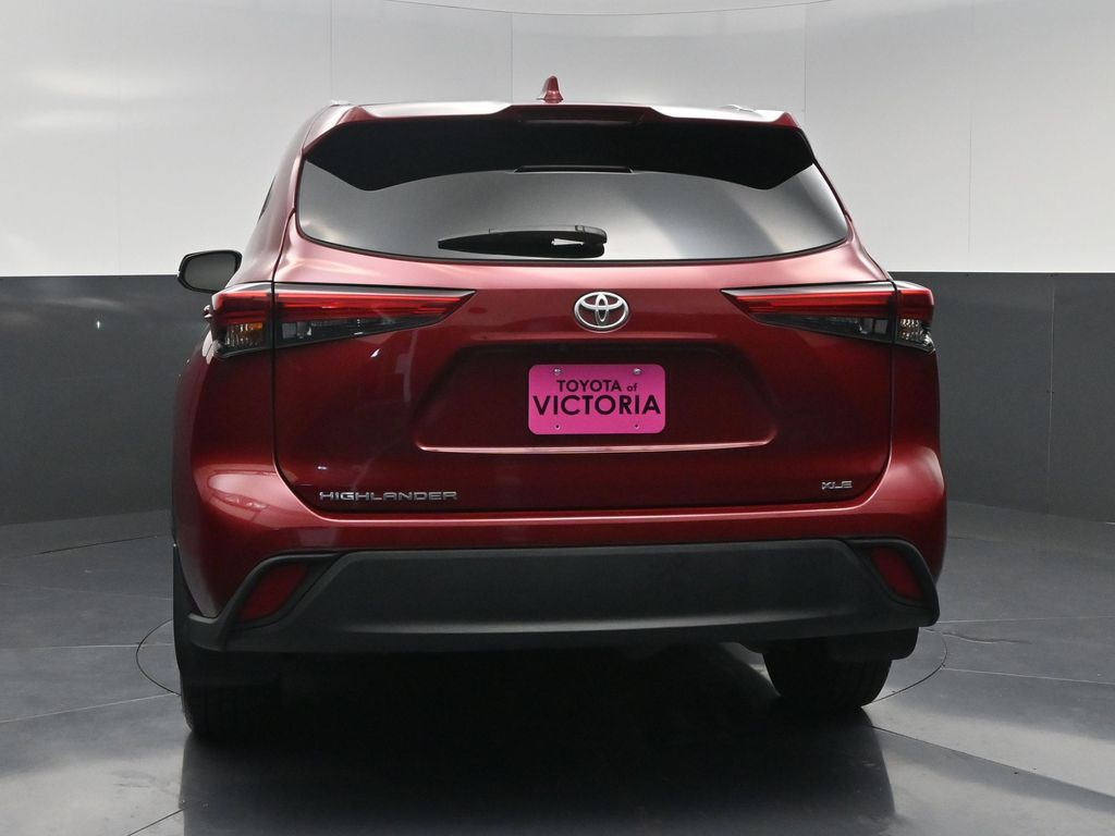 2022 Toyota Highlander XLE Red at Emmons Autoplex