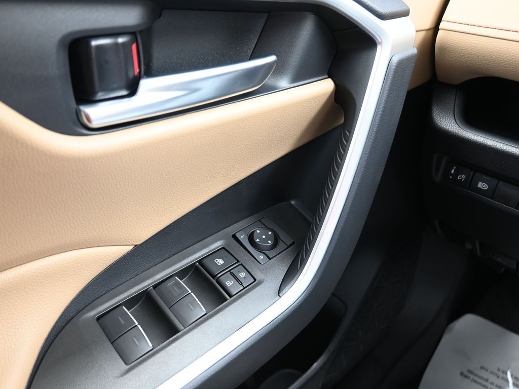 2025 Toyota RAV4 XLE - 9