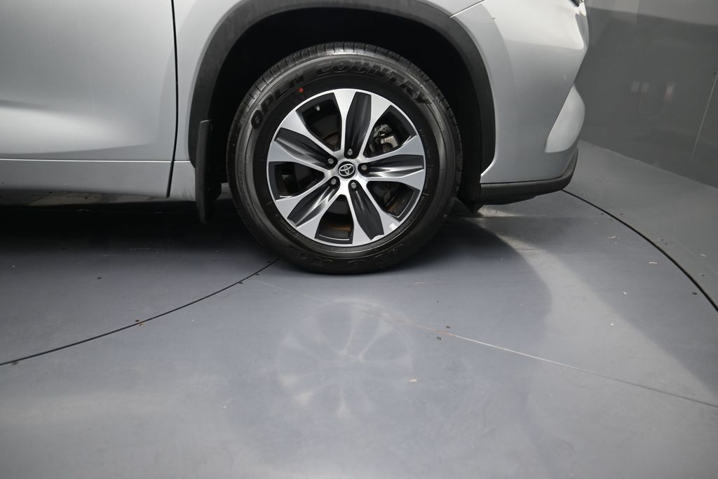 2022 Toyota Highlander XLE Silver at Don McGill Toyota