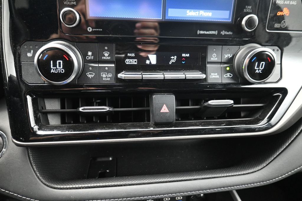 2022 Toyota Highlander XLE Silver at Don McGill Toyota