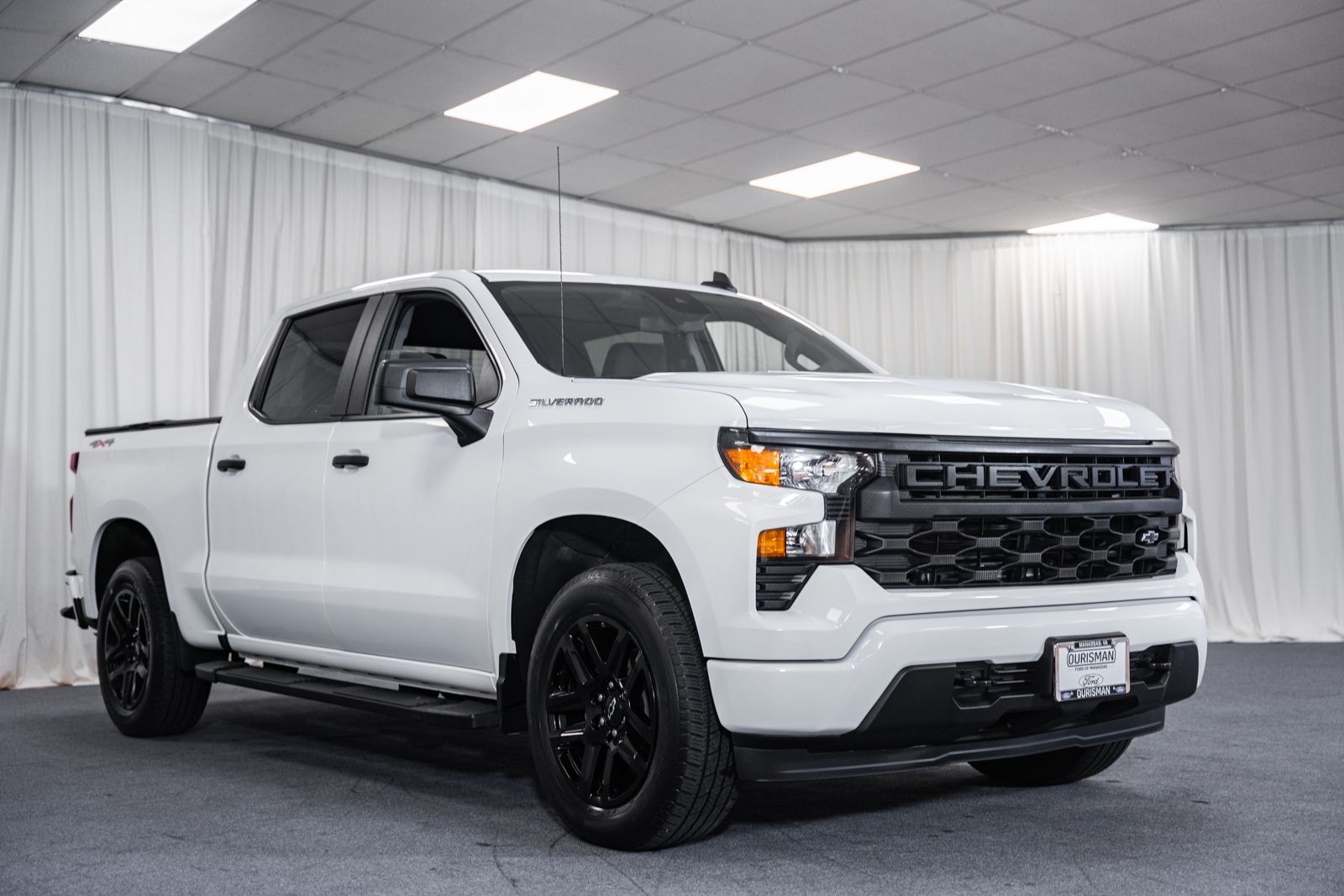Summit White 2023 Chevrolet Silverado 1500 Custom Crew Cab 4WD Pickup Truck Four-Wheel Drive 8-Speed Automatic