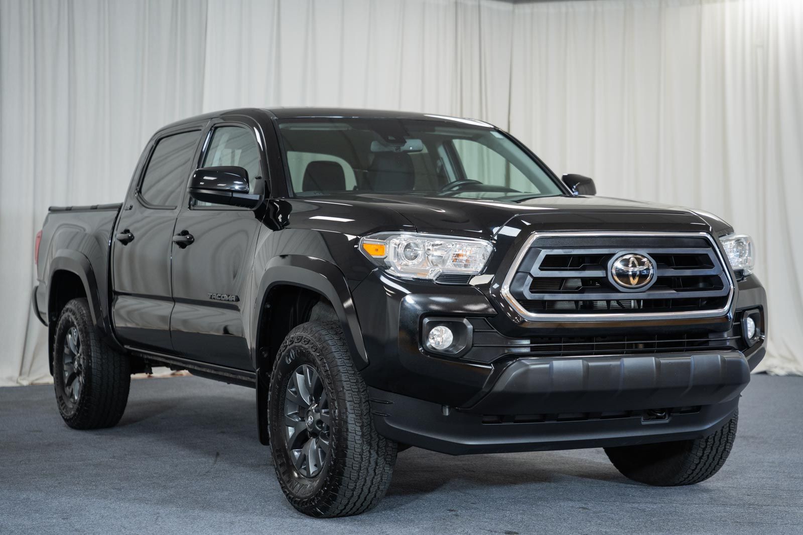 Midnight Black Metallic 2022 Toyota Tacoma Pickup Truck Four-Wheel Drive 6-Speed Automatic