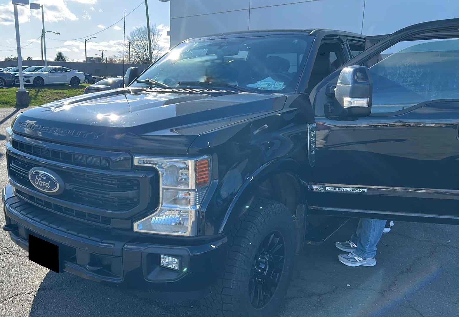 Agate Black Metallic 2022 Ford F-250 Super Duty Lariat Crew Cab 4WD Pickup Truck Four-Wheel Drive Automatic