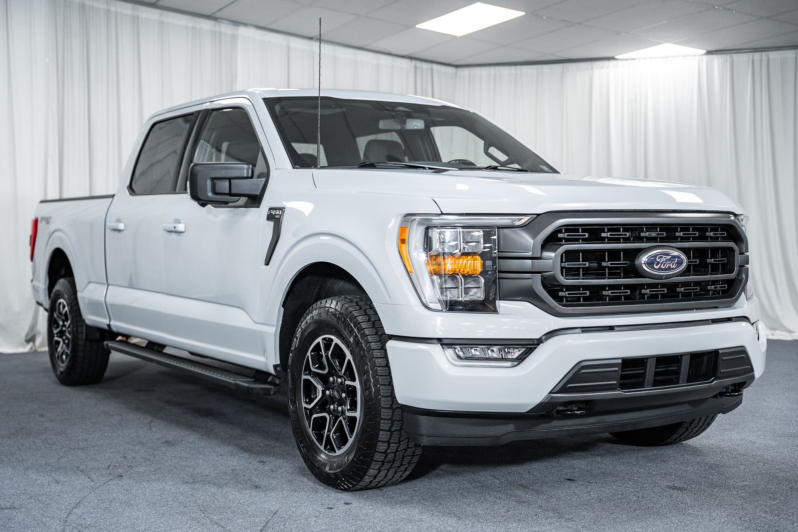 Space White Metallic 2022 Ford F-150 XLT SuperCrew 4WD Pickup Truck Four-Wheel Drive Automatic