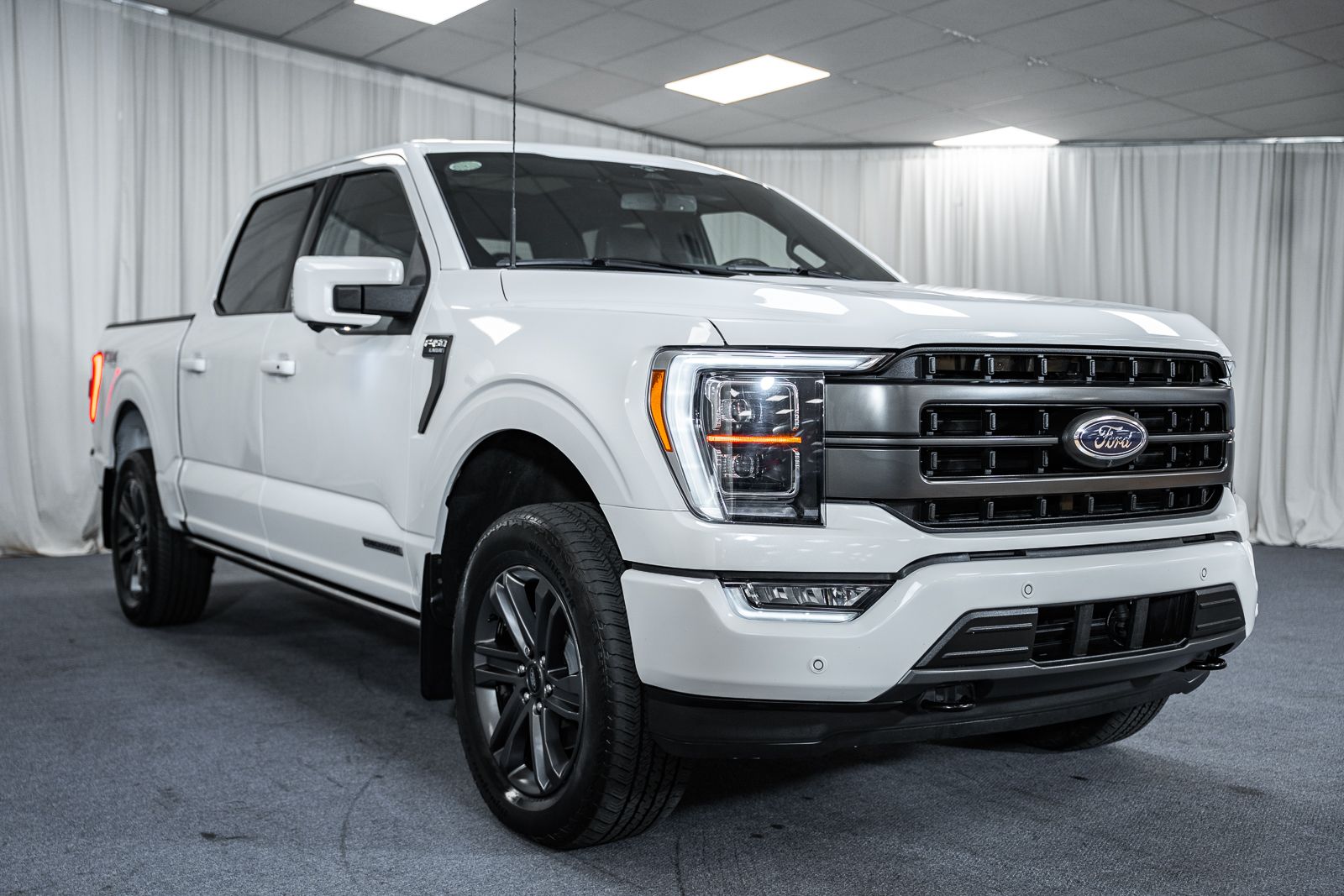 Star White Metallic Tri-Coat 2023 Ford F-150 Lariat SuperCrew 4WD Pickup Truck Four-Wheel Drive Automatic