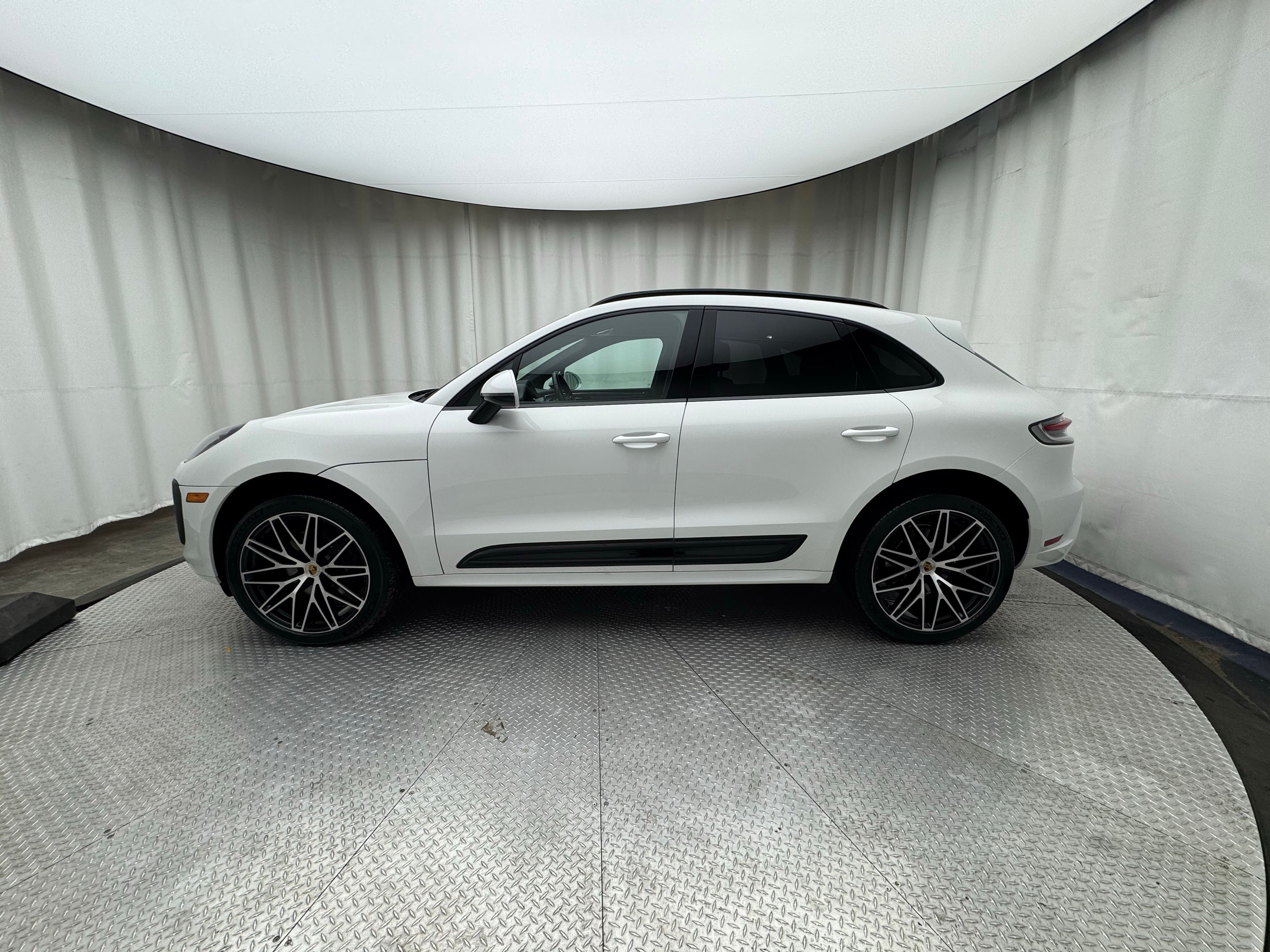 Thumbnail: 2023 Porsche Macan - 2