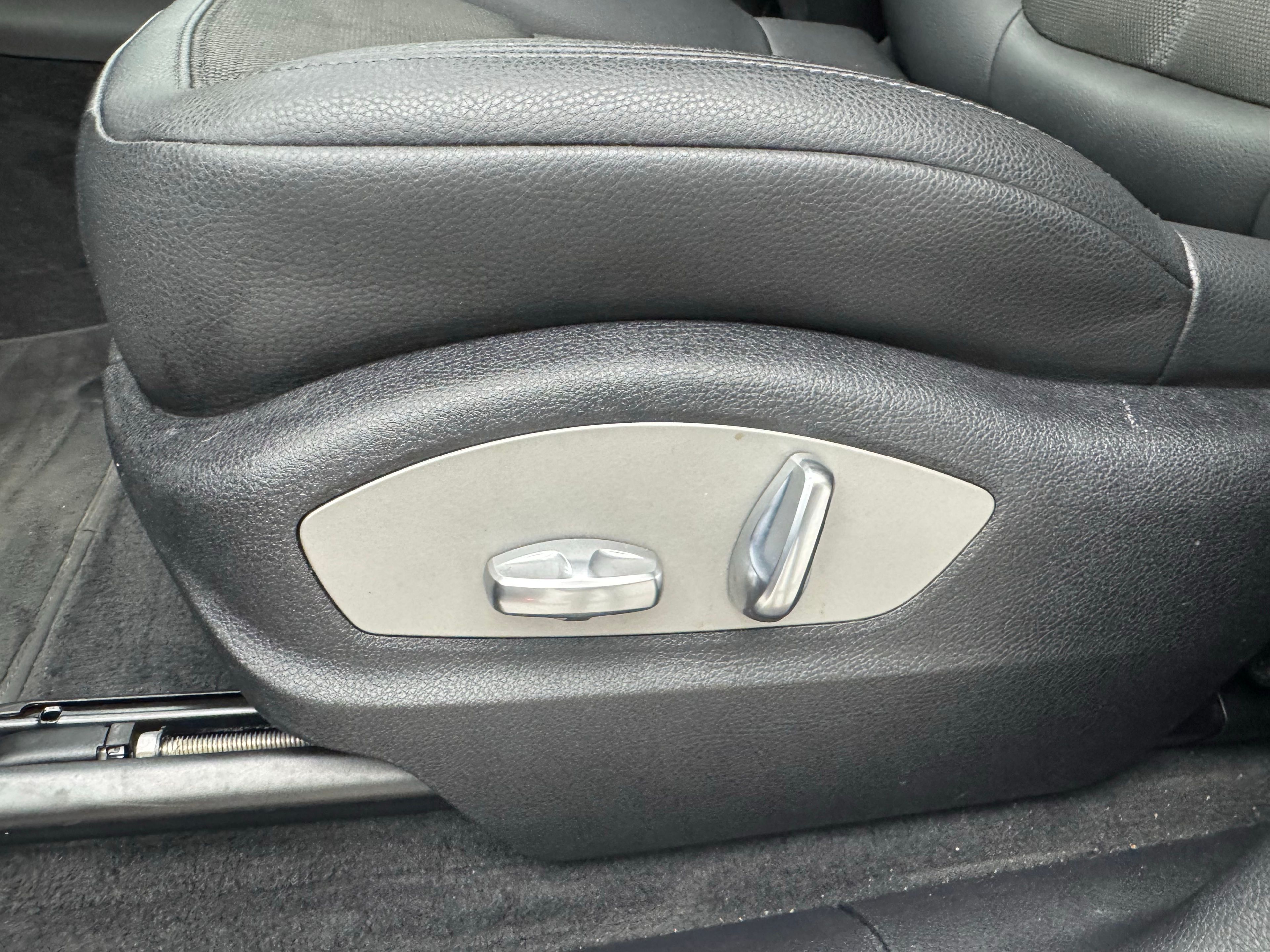 Thumbnail: 2023 Porsche Macan - 30