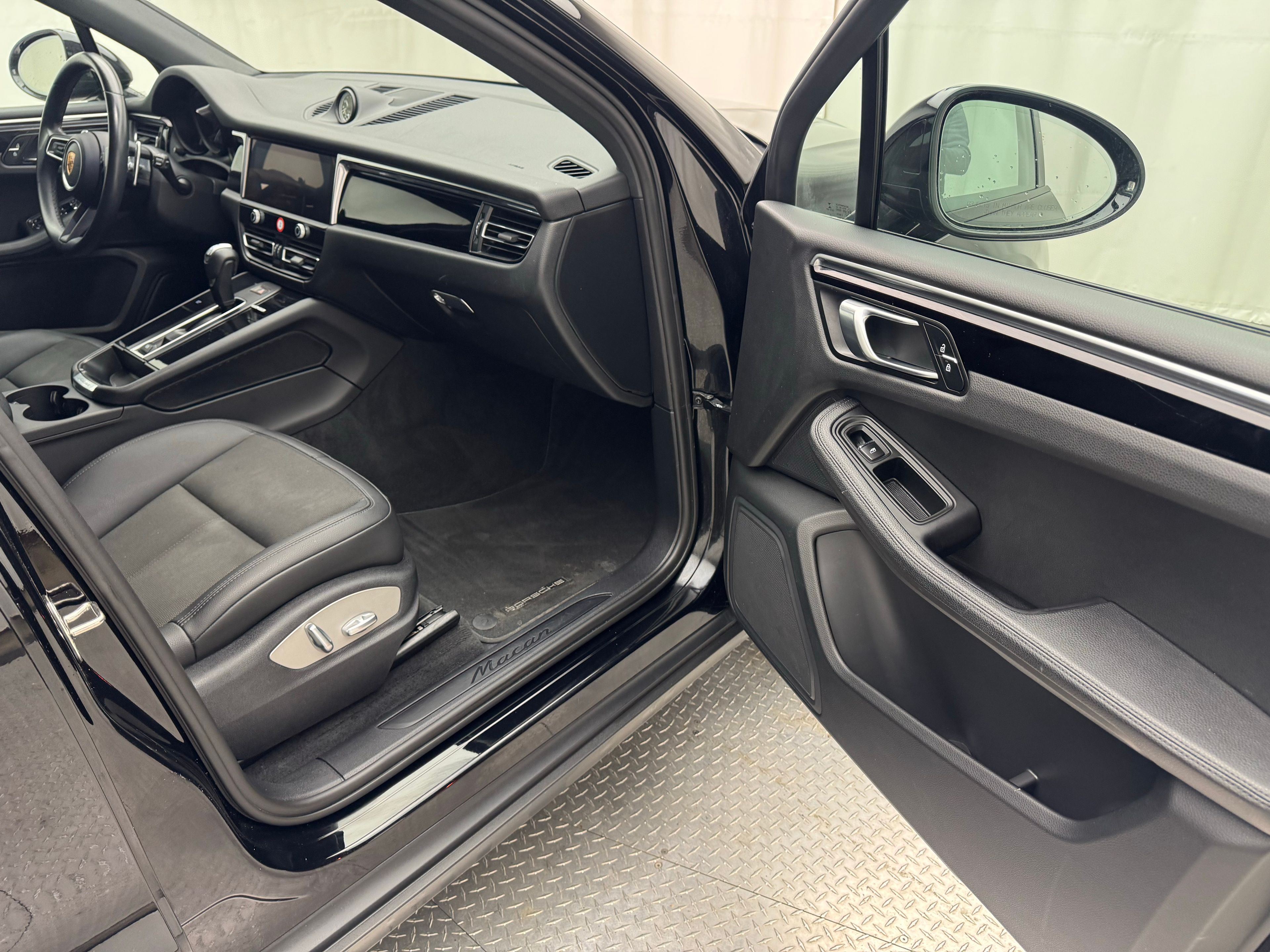 Thumbnail: 2023 Porsche Macan - 23