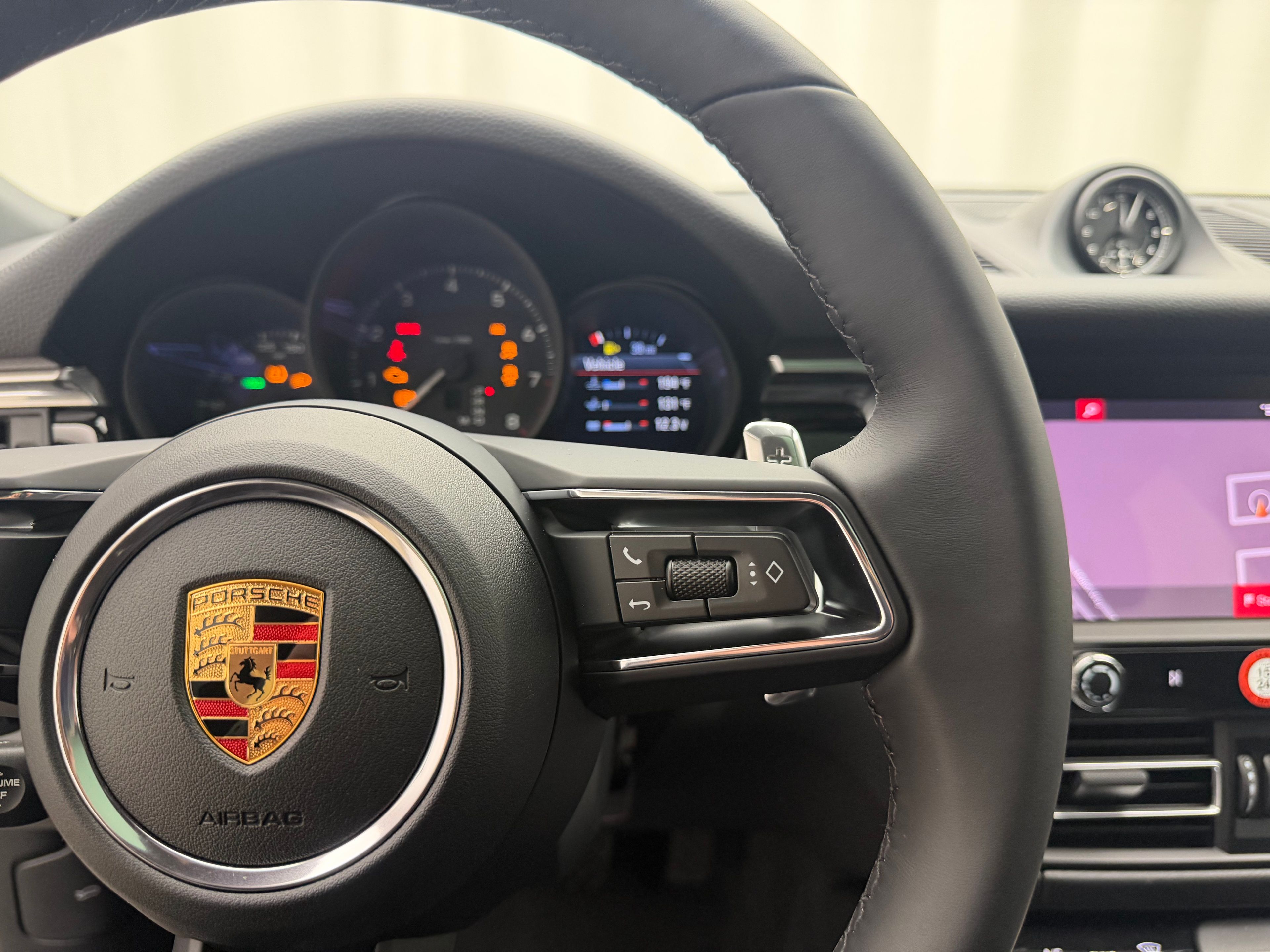 Thumbnail: 2026 Porsche Macan - 32