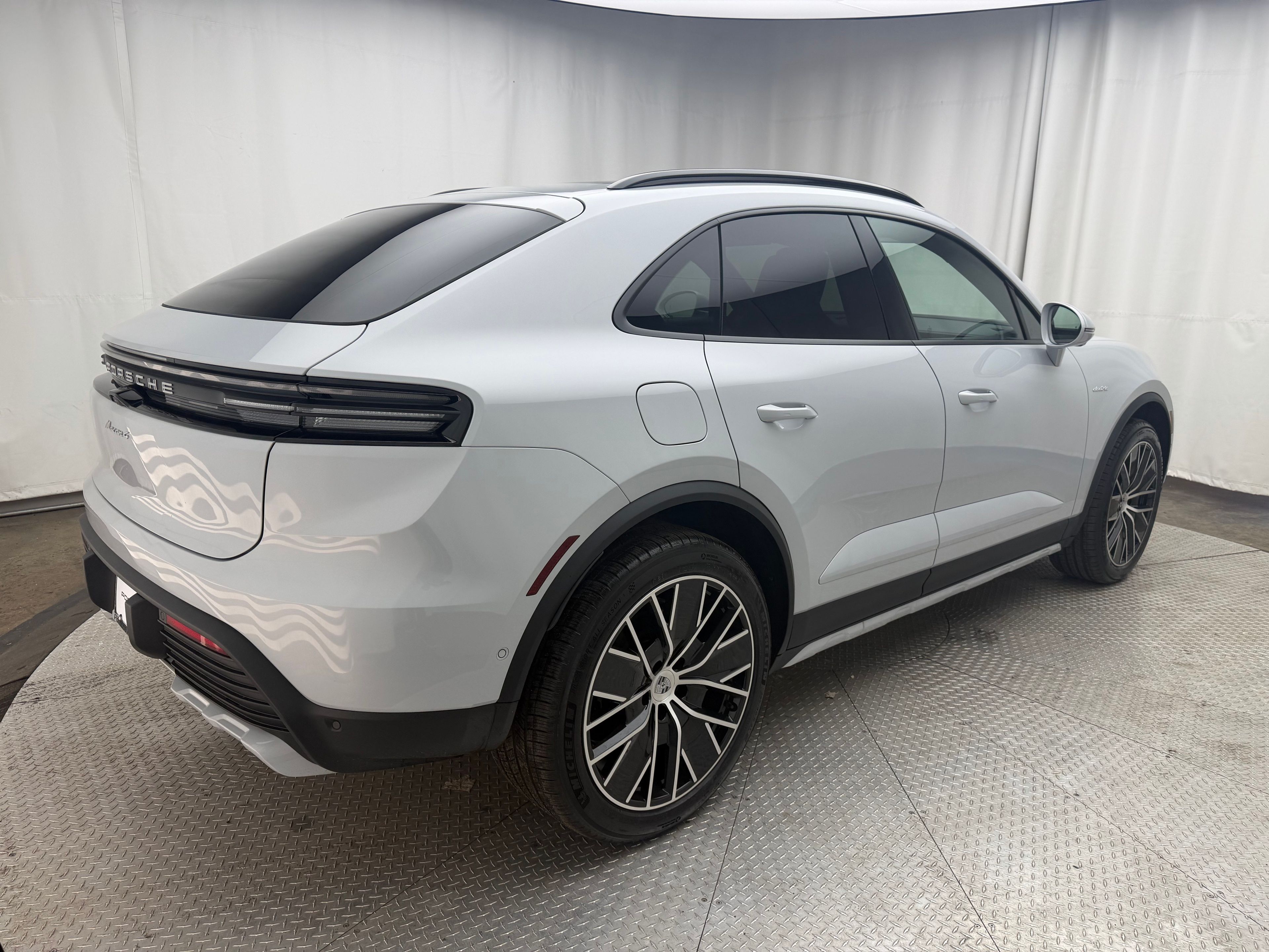 Thumbnail: 2026 Porsche Macan - 10