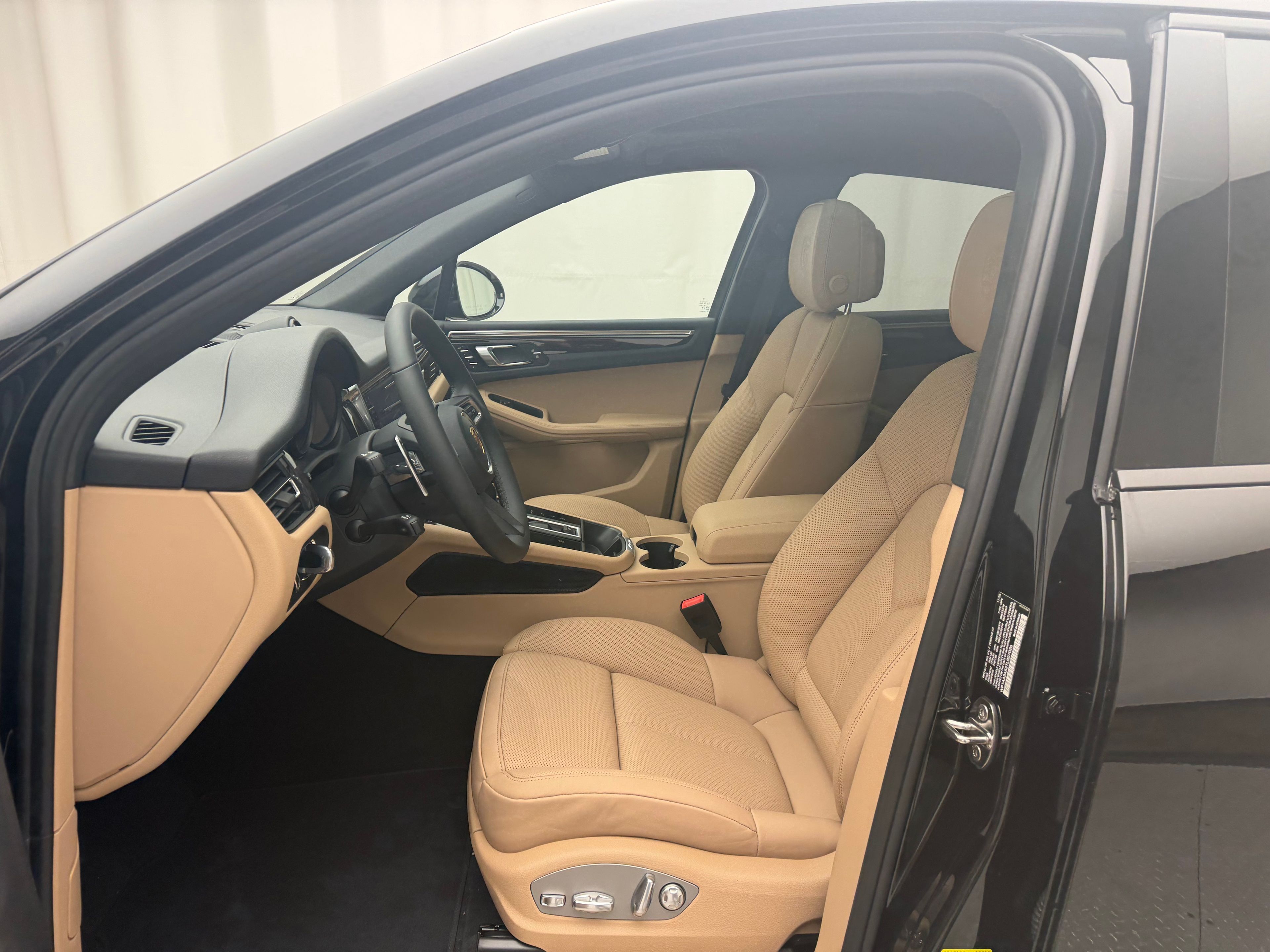 Thumbnail: 2026 Porsche Macan - 5