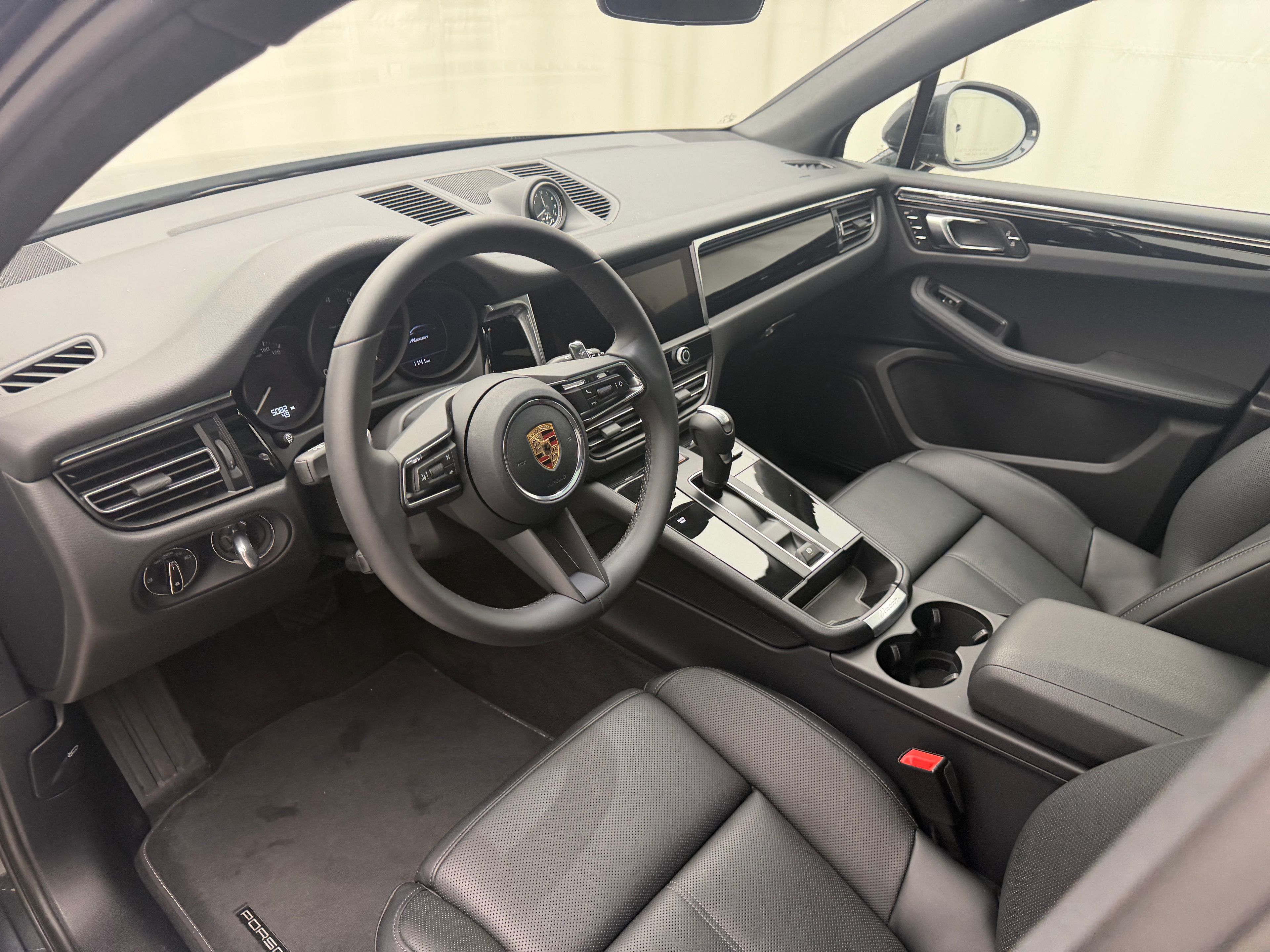 Thumbnail: 2026 Porsche Macan - 4