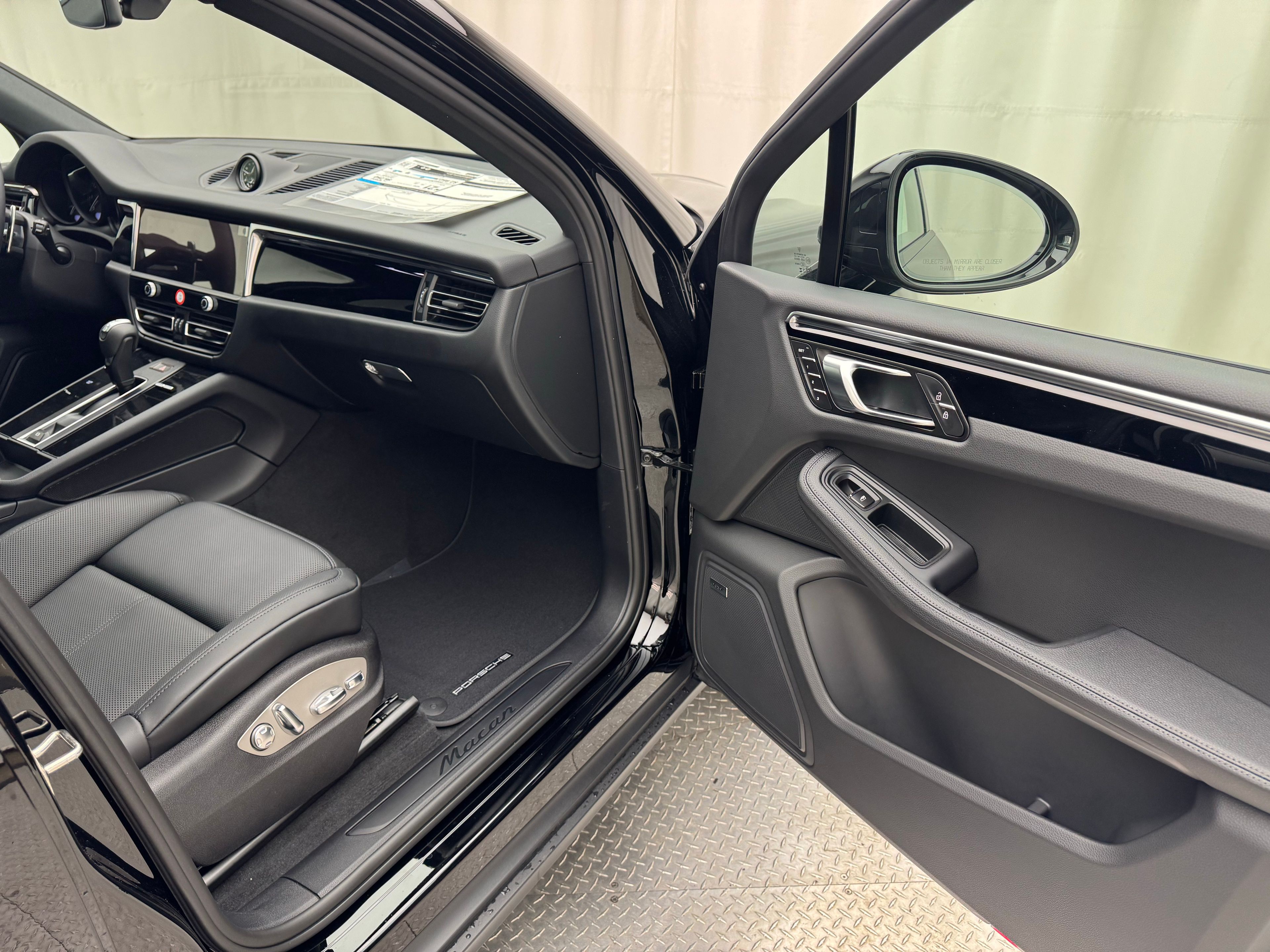 Thumbnail: 2026 Porsche Macan - 23