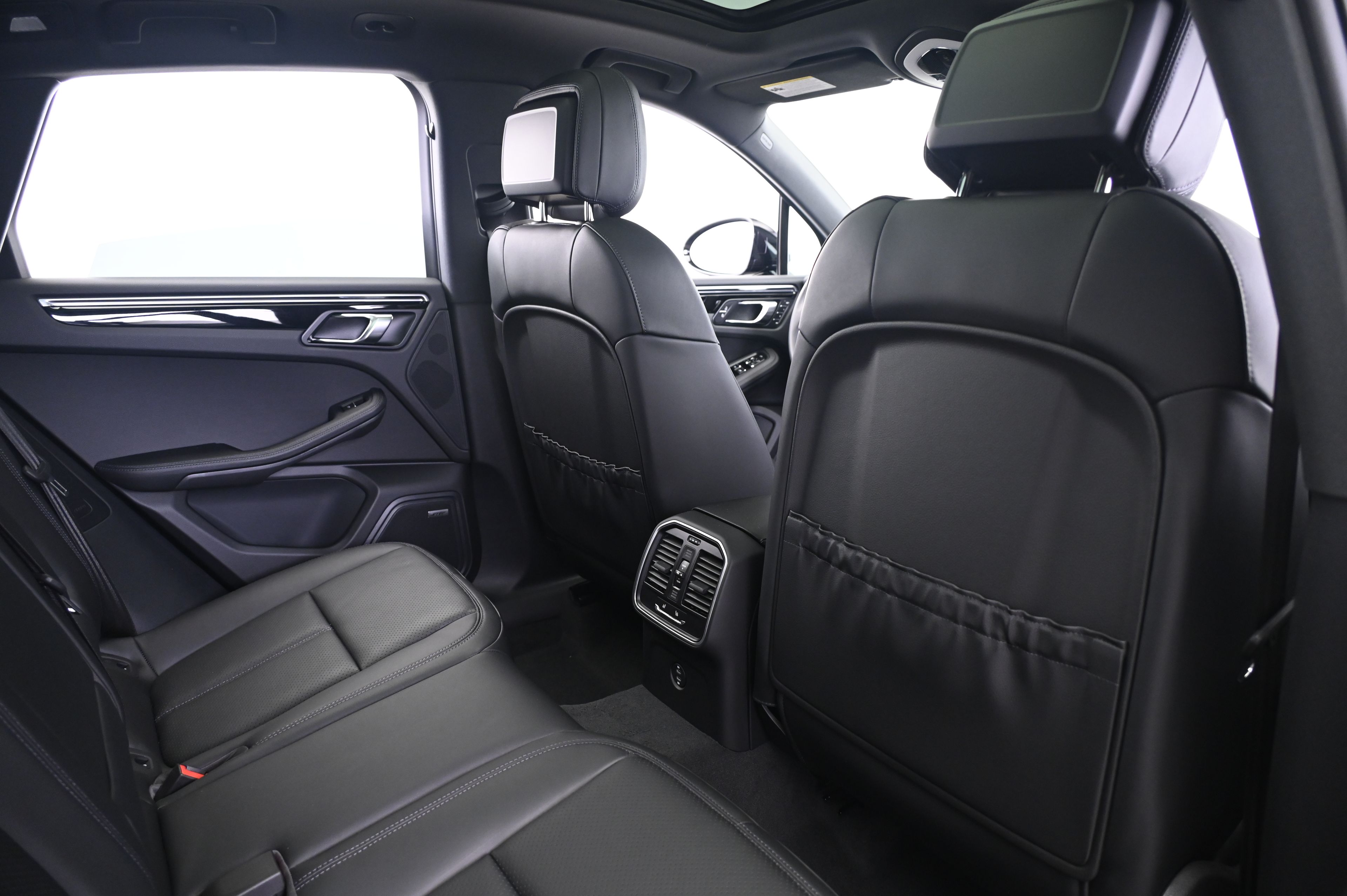 Thumbnail: 2025 Porsche Macan - 16