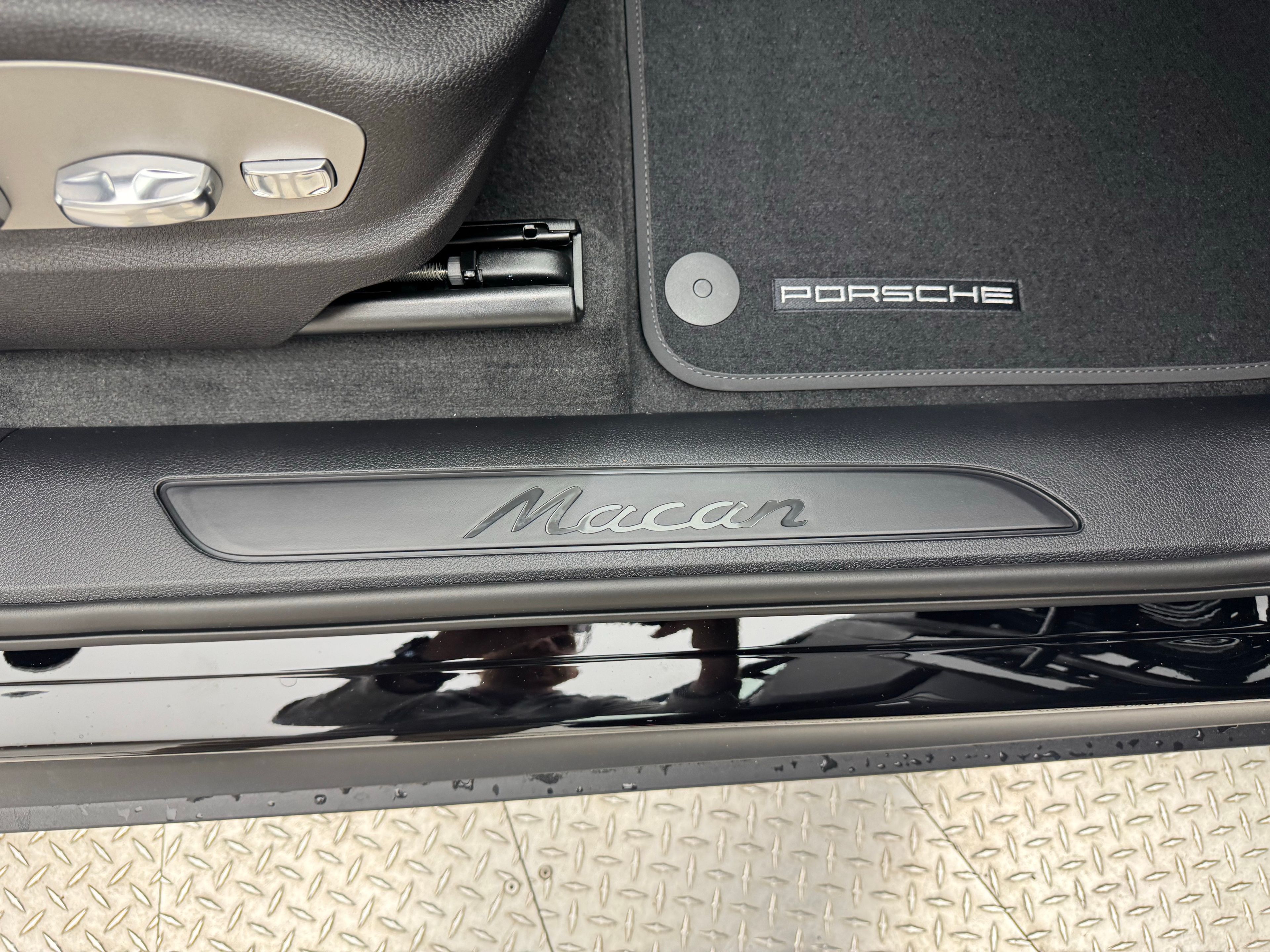 Thumbnail: 2026 Porsche Macan - 26