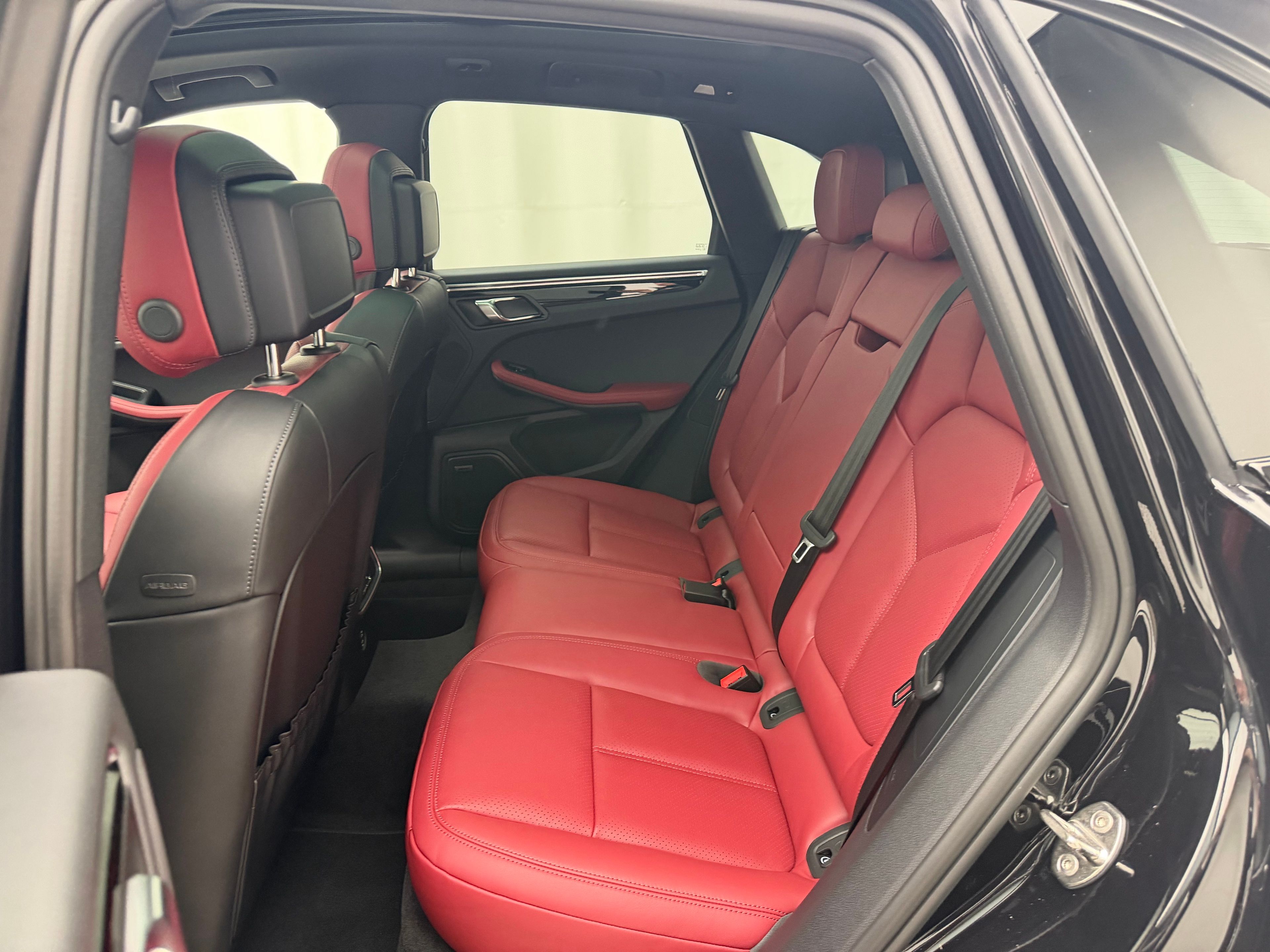 Thumbnail: 2026 Porsche Macan - 27