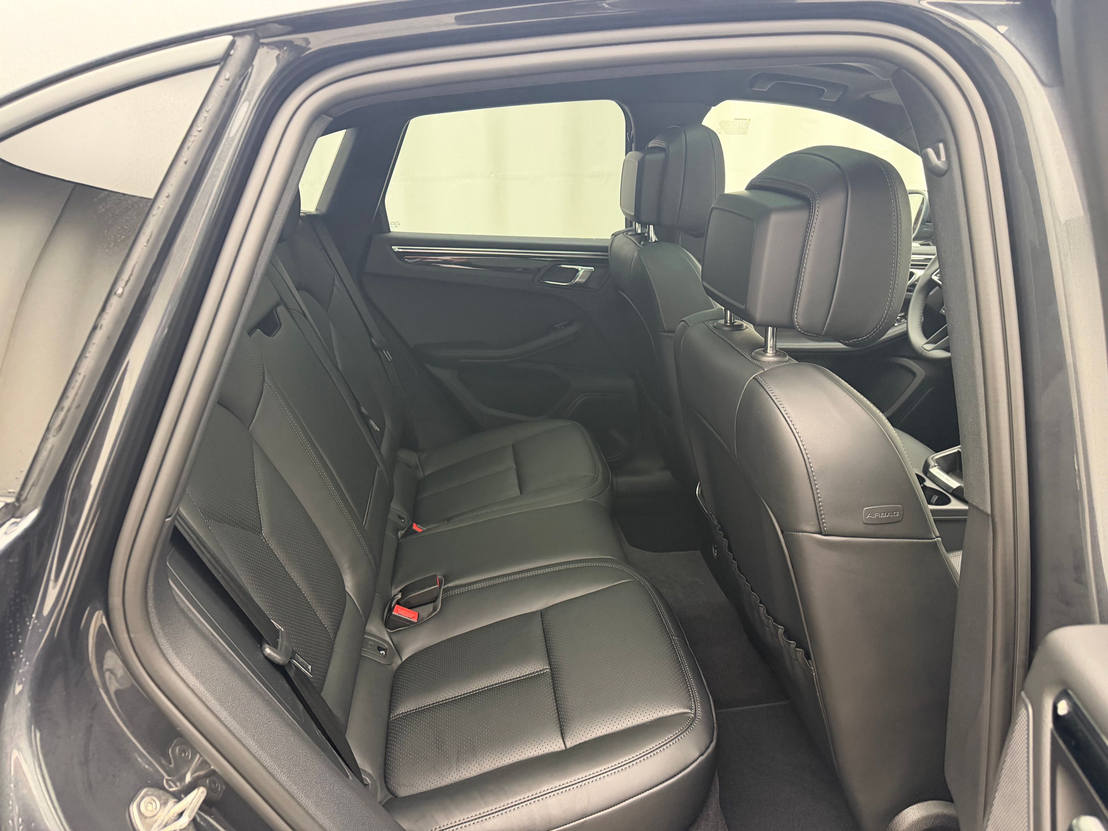 Thumbnail: 2026 Porsche Macan - 25