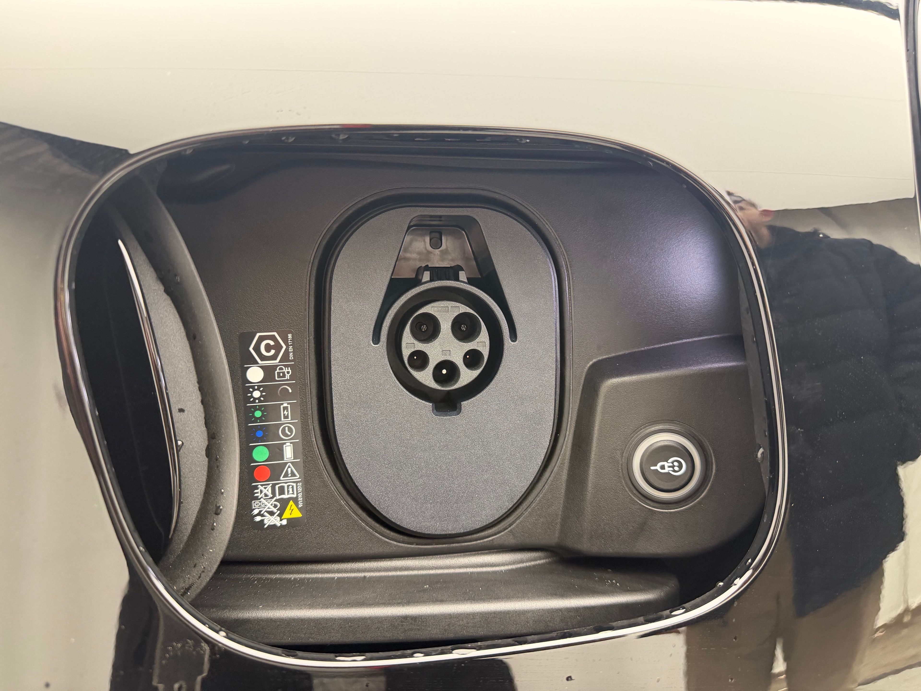 Thumbnail: 2026 Porsche Macan - 22