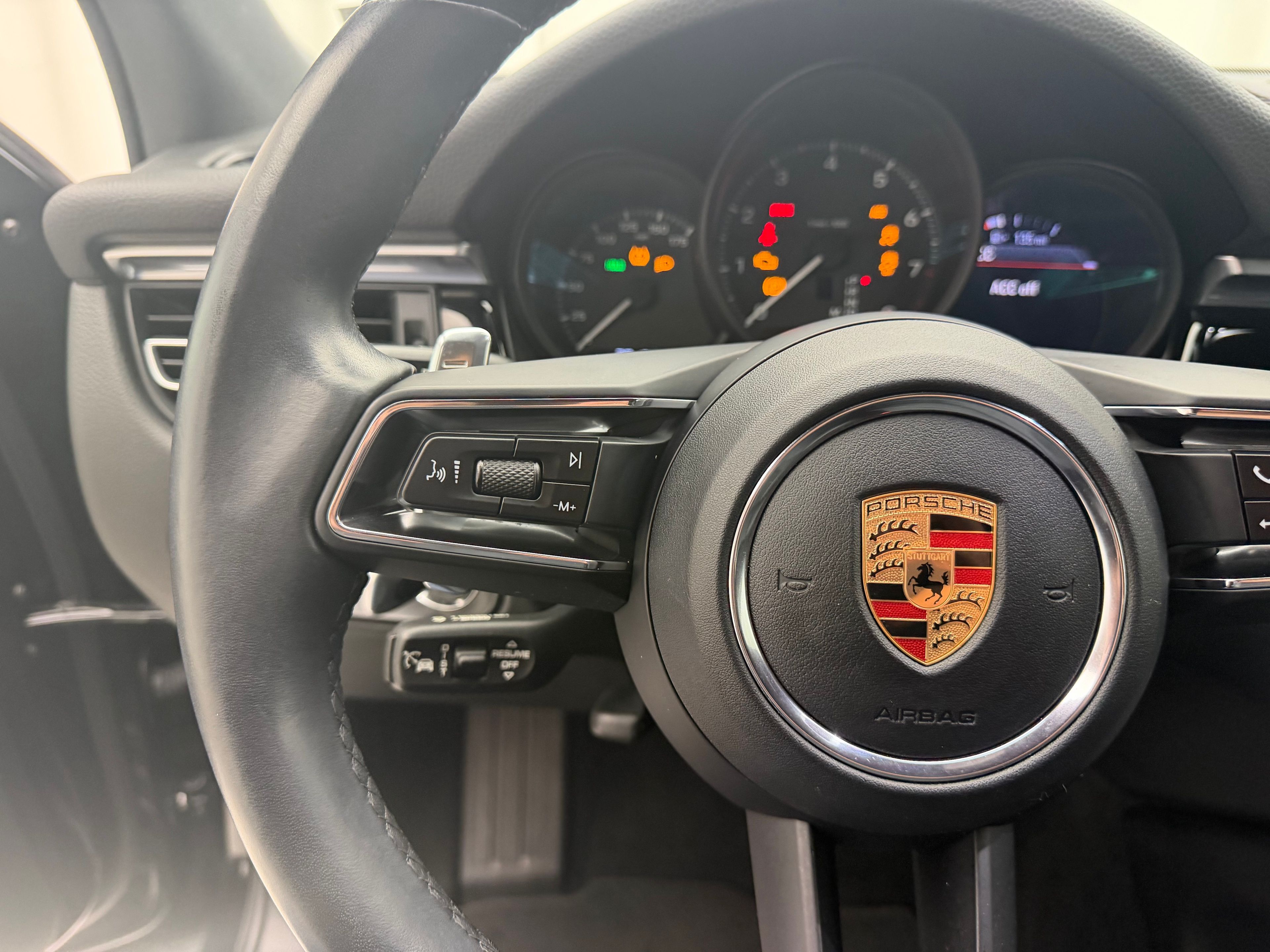 Thumbnail: 2023 Porsche Macan - 30