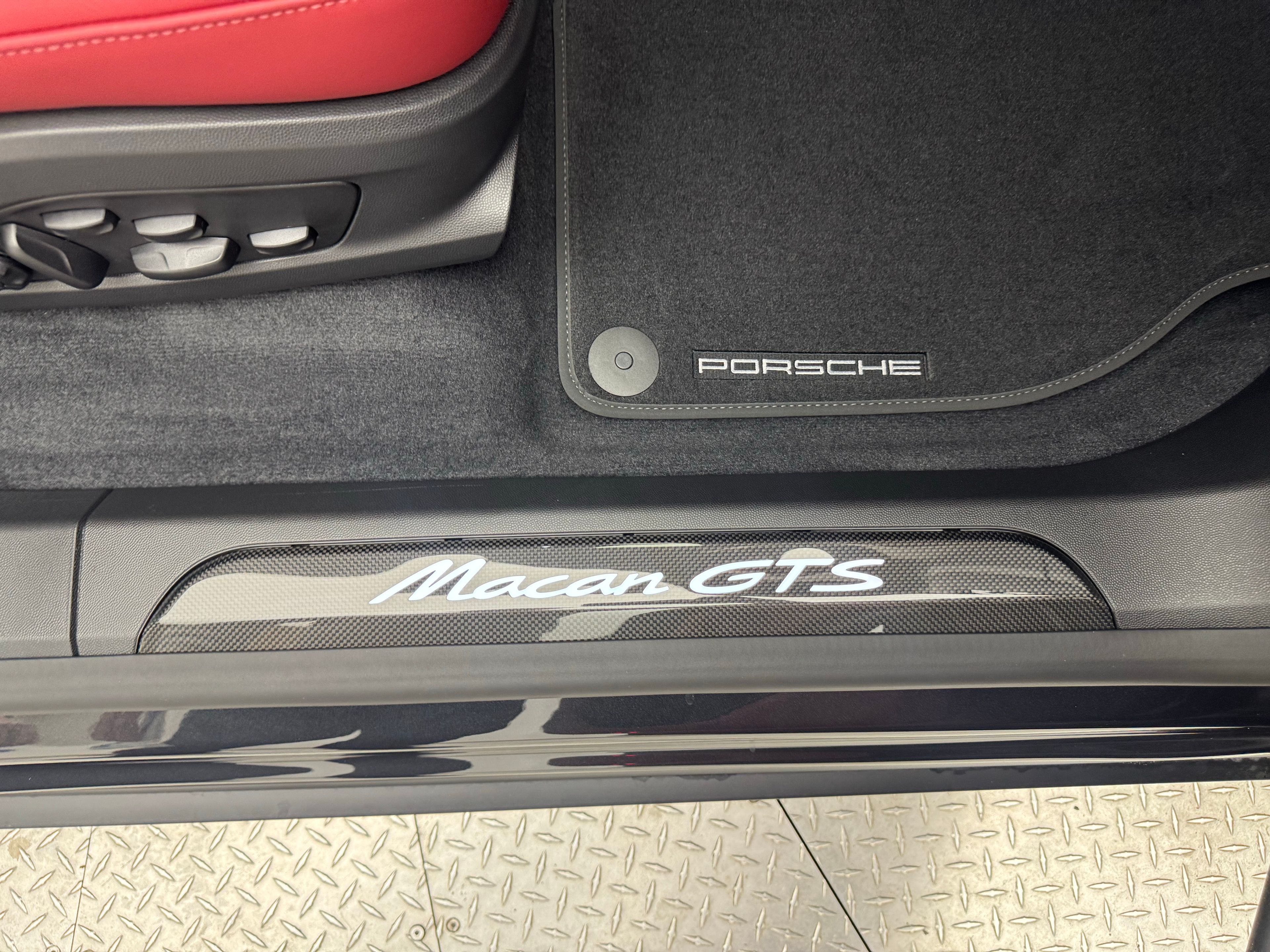 Thumbnail: 2026 Porsche Macan - 27