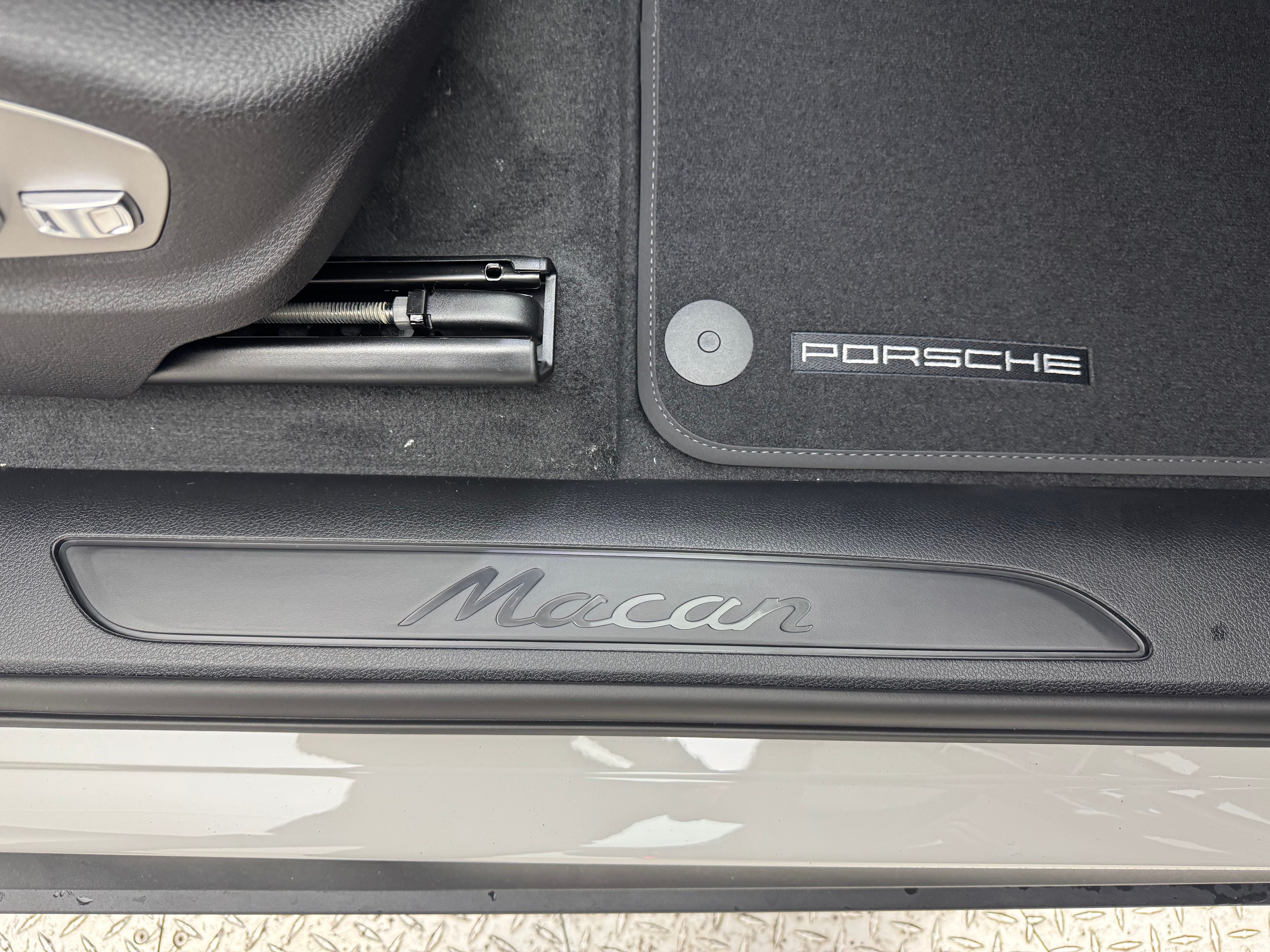Thumbnail: 2026 Porsche Macan - 29