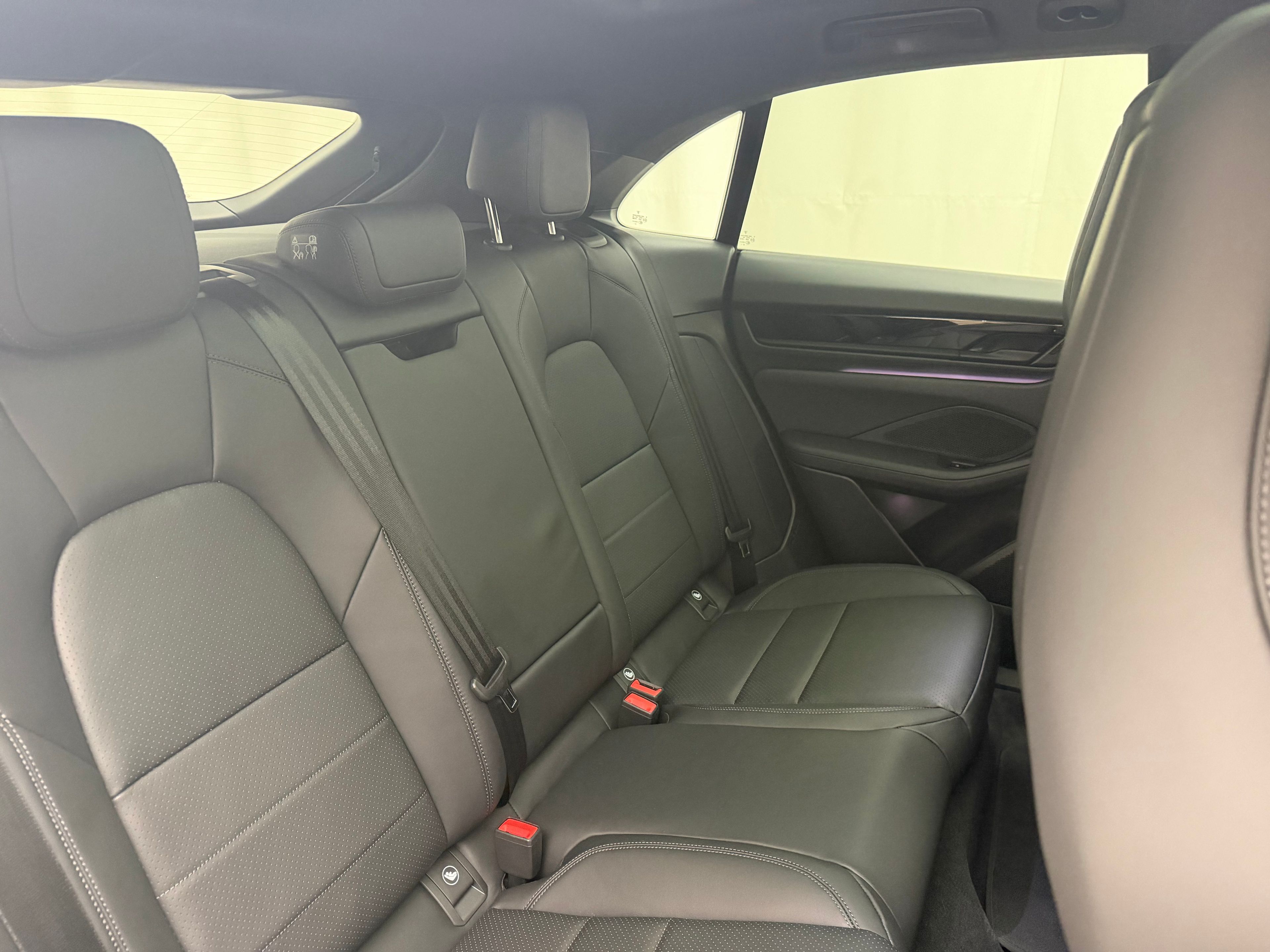 Thumbnail: 2026 Porsche Macan - 20