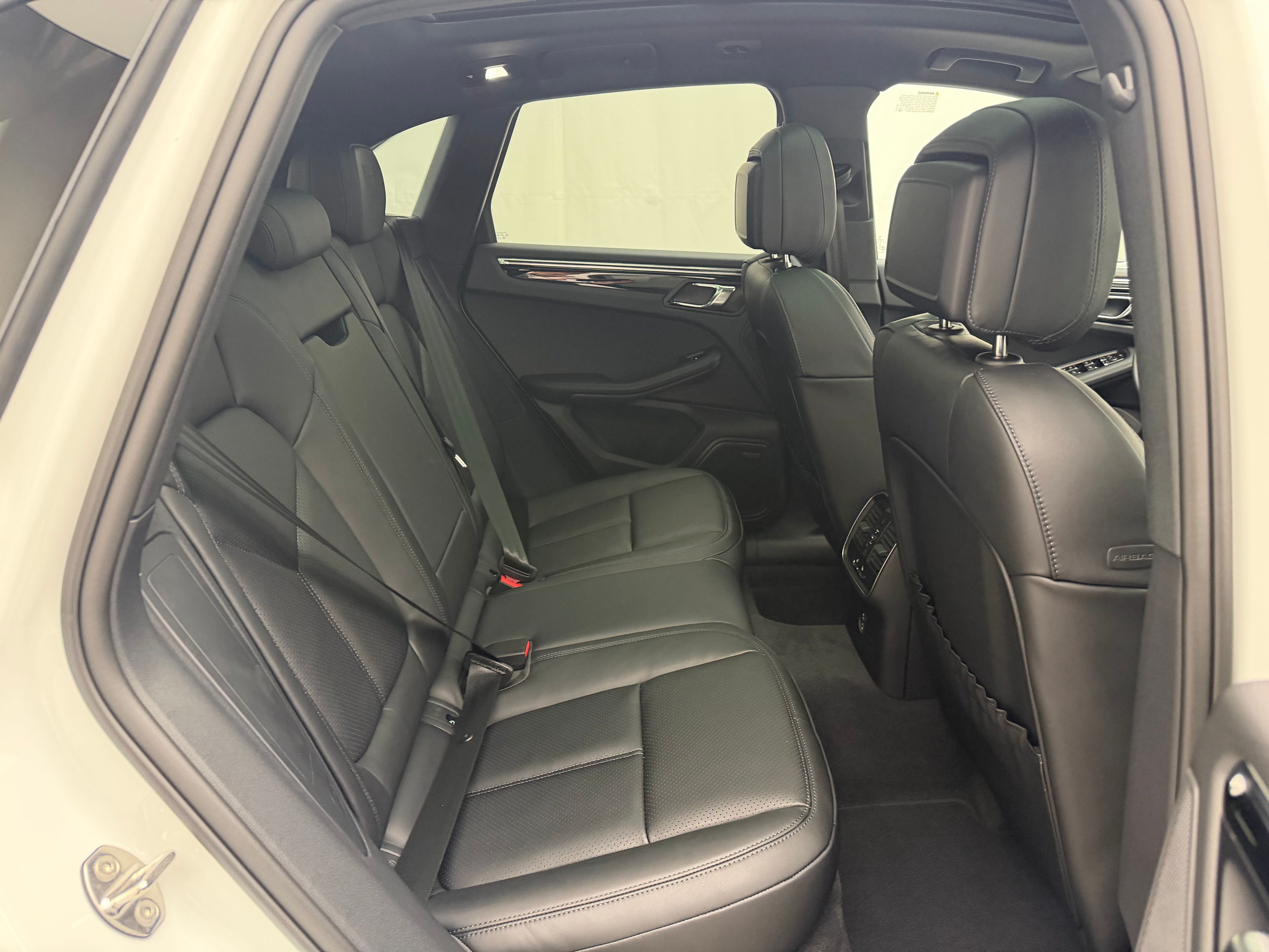 Thumbnail: 2026 Porsche Macan - 23