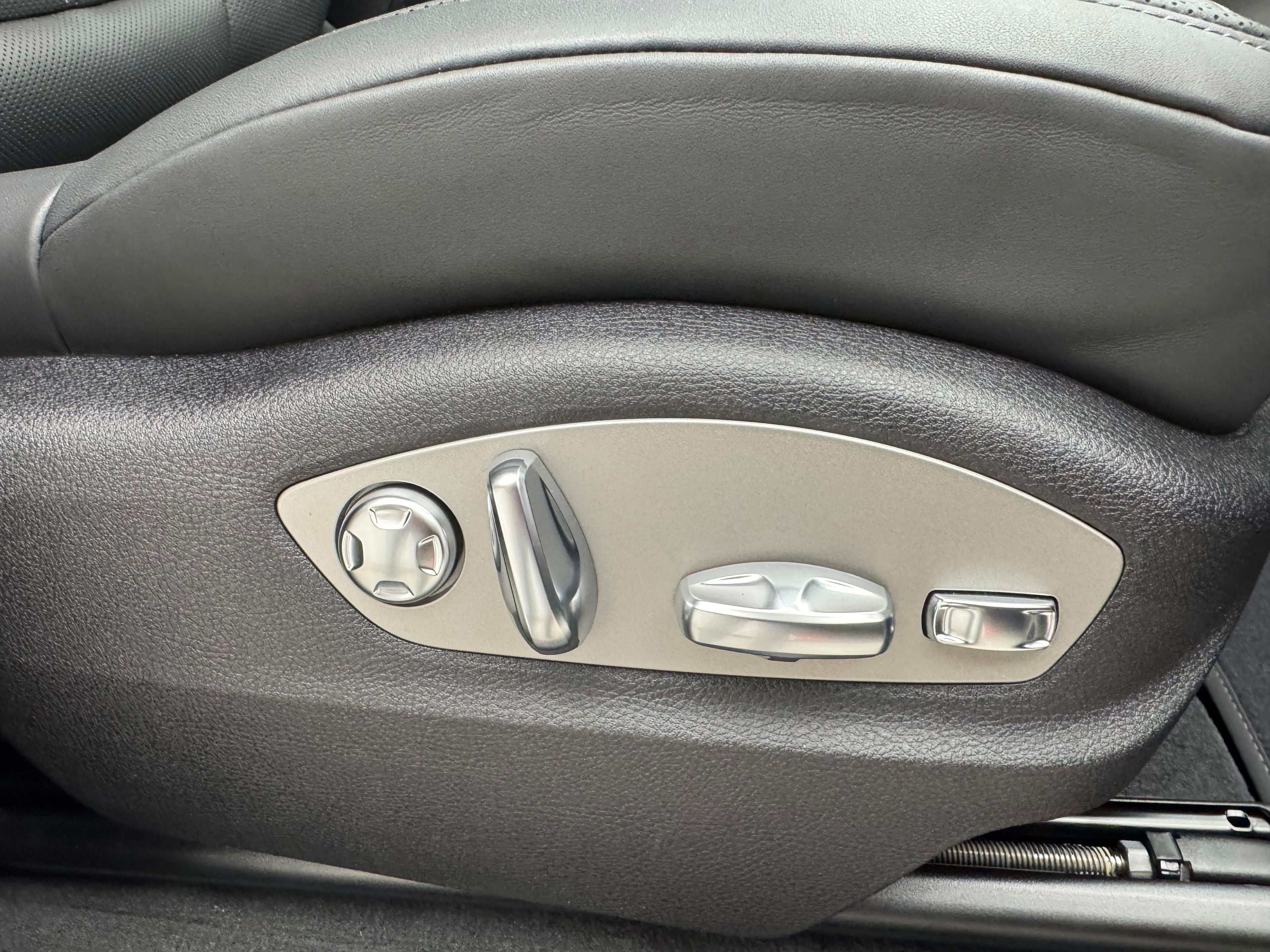 Thumbnail: 2026 Porsche Macan - 30