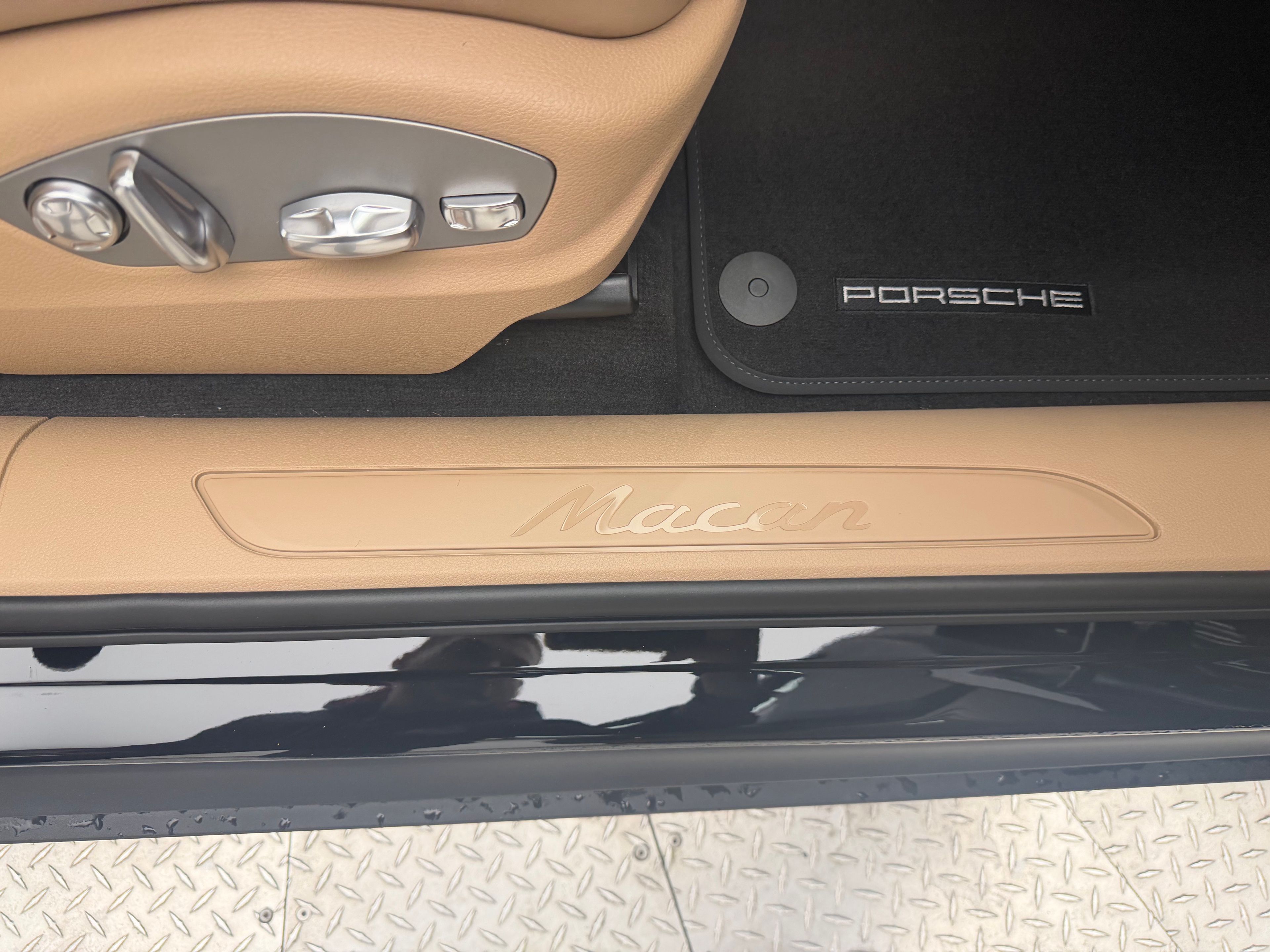 Thumbnail: 2026 Porsche Macan - 17