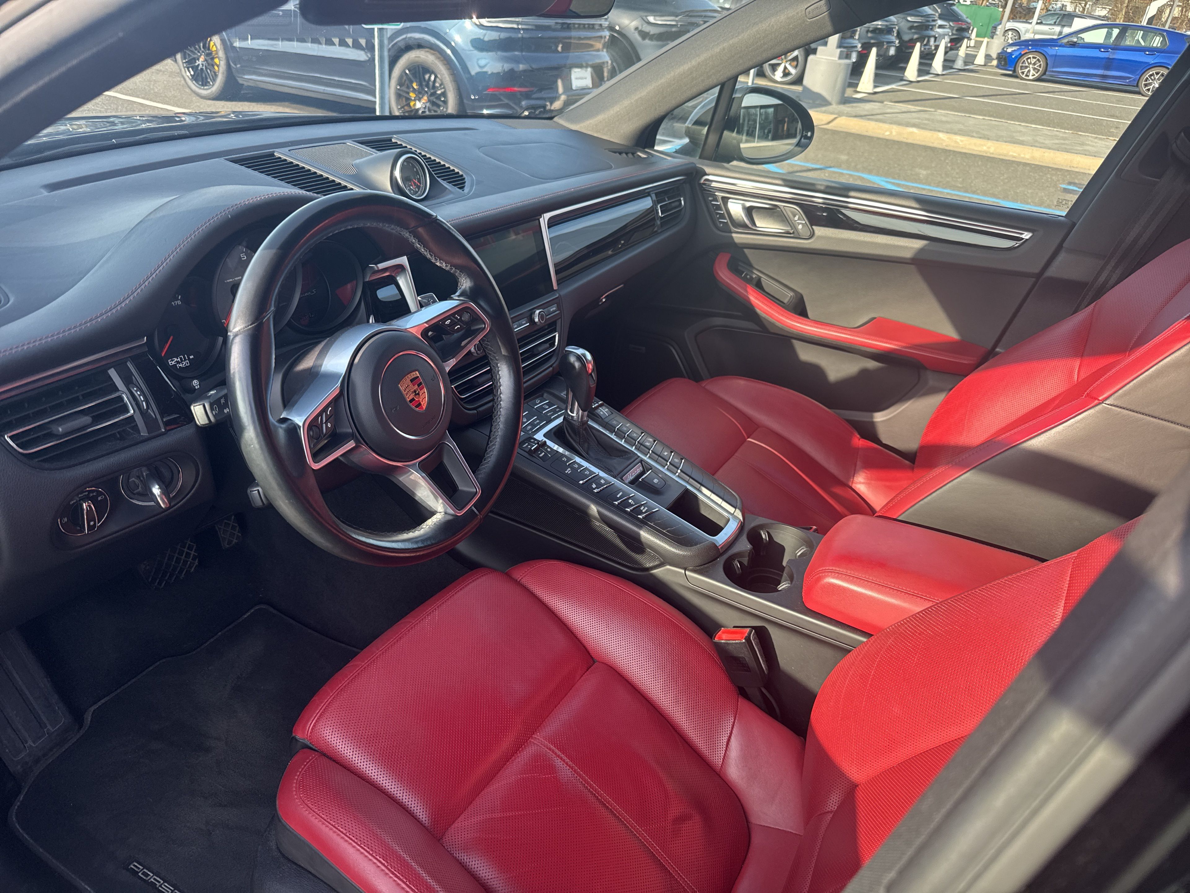 Thumbnail: 2020 Porsche Macan - 2