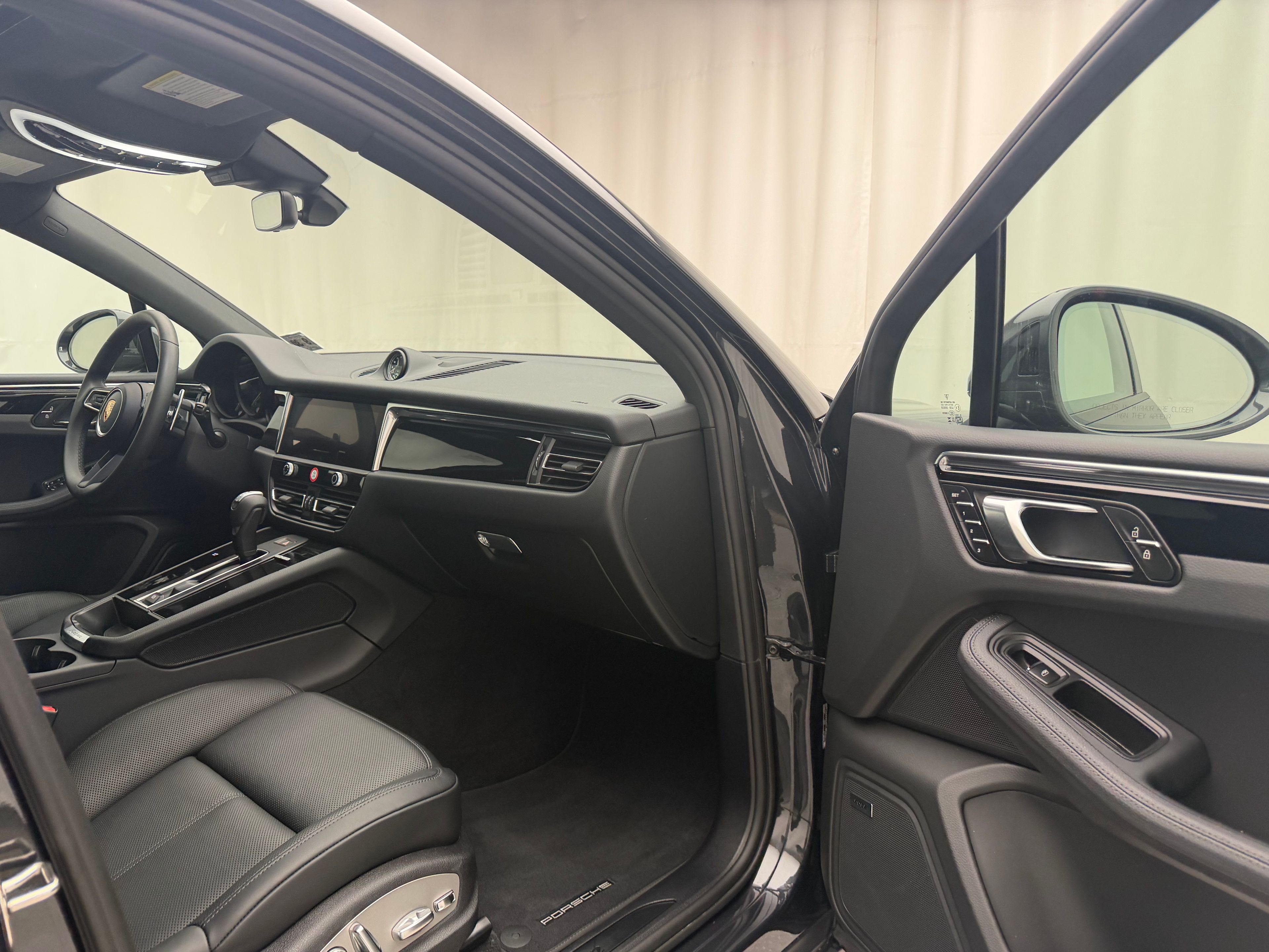 Thumbnail: 2026 Porsche Macan - 17