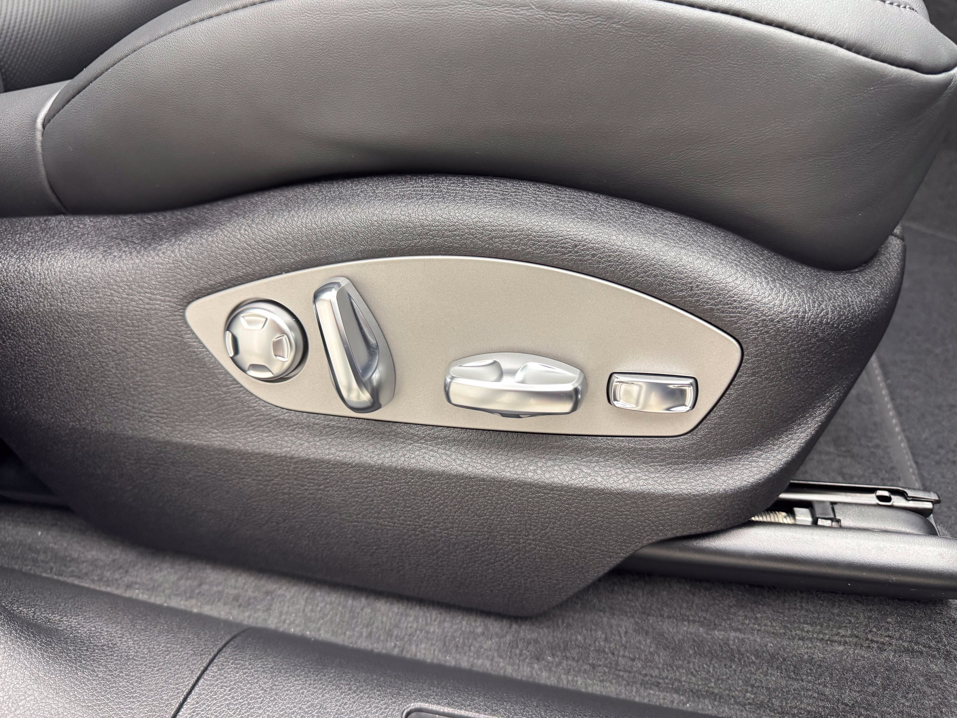 Thumbnail: 2026 Porsche Macan - 29