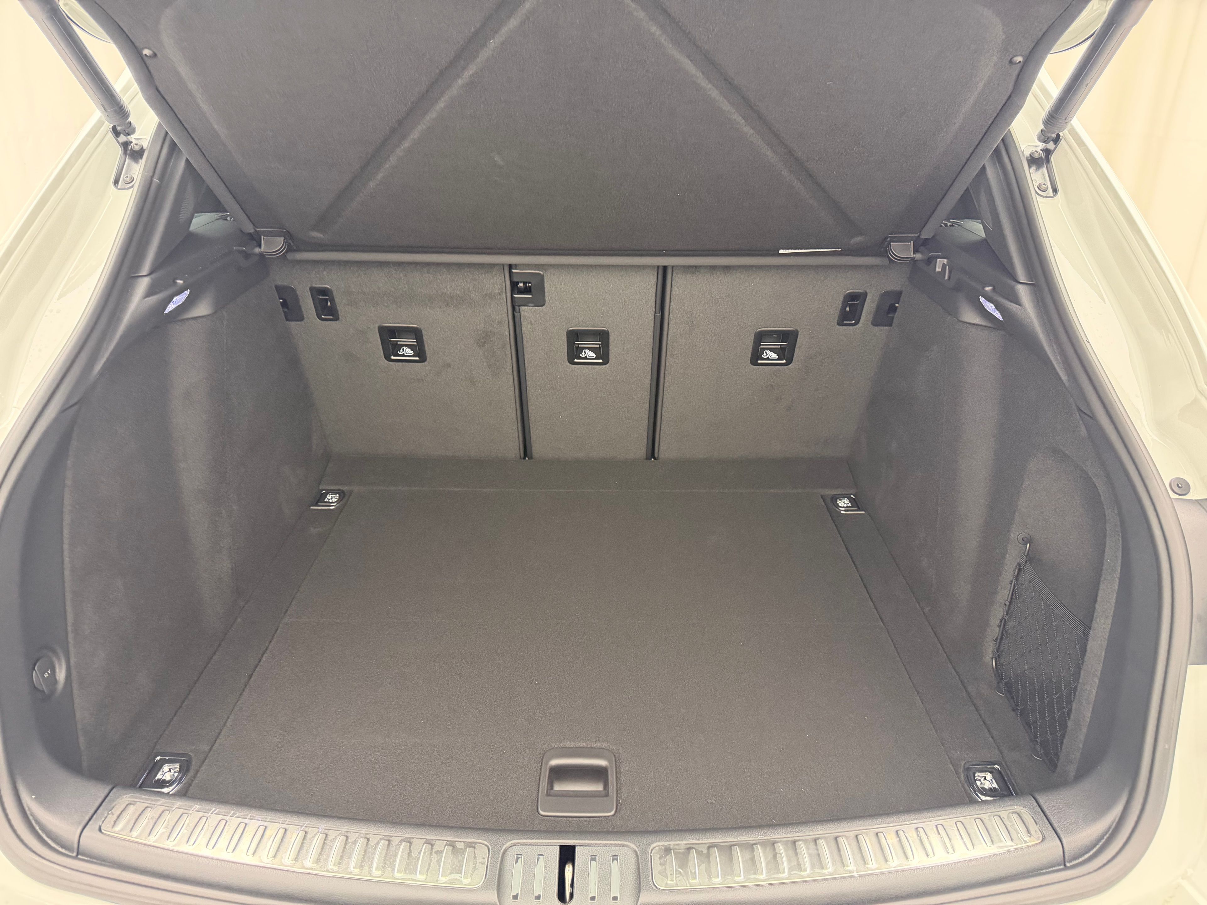 Thumbnail: 2026 Porsche Macan - 21