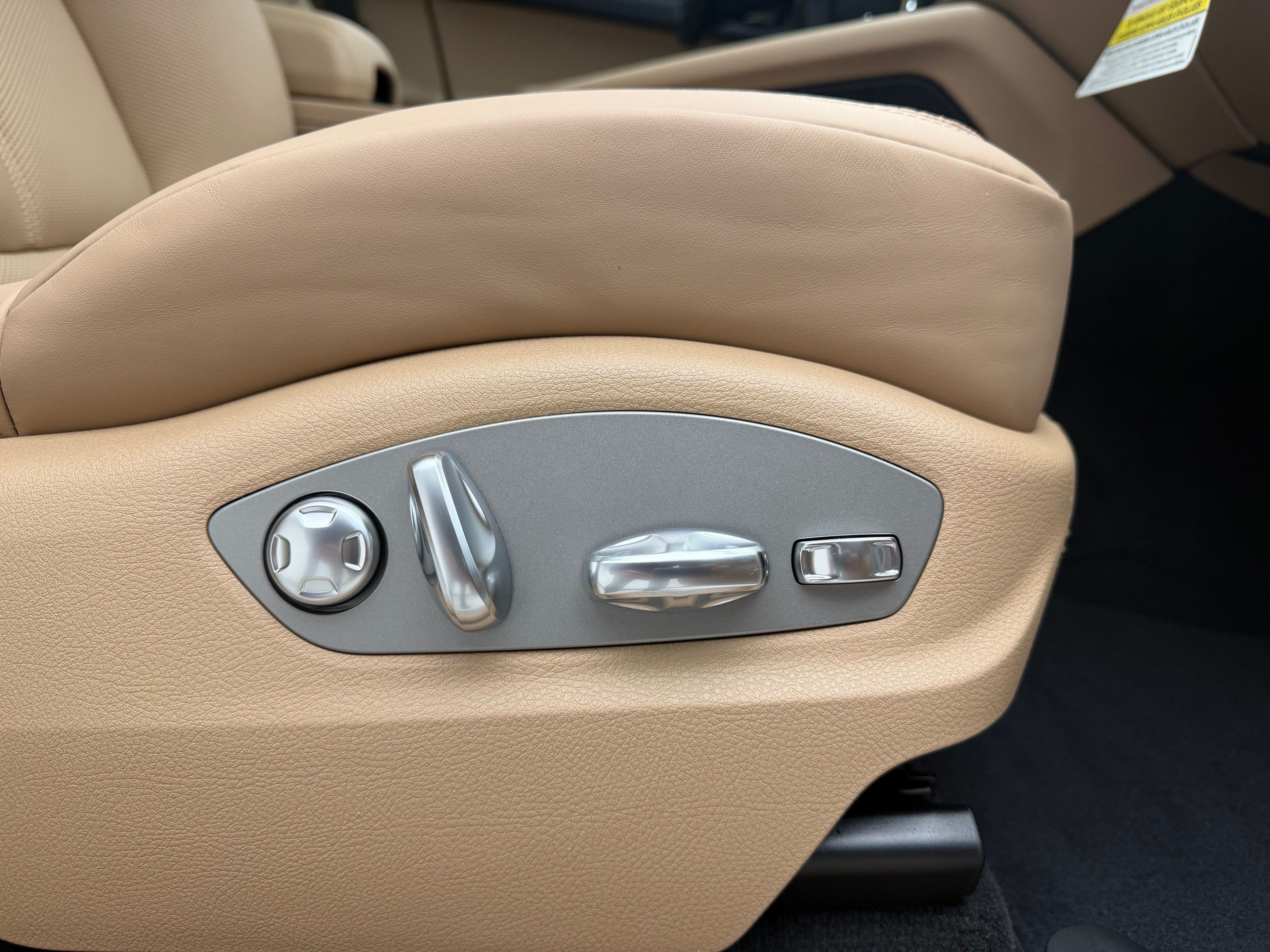 Thumbnail: 2026 Porsche Macan - 21