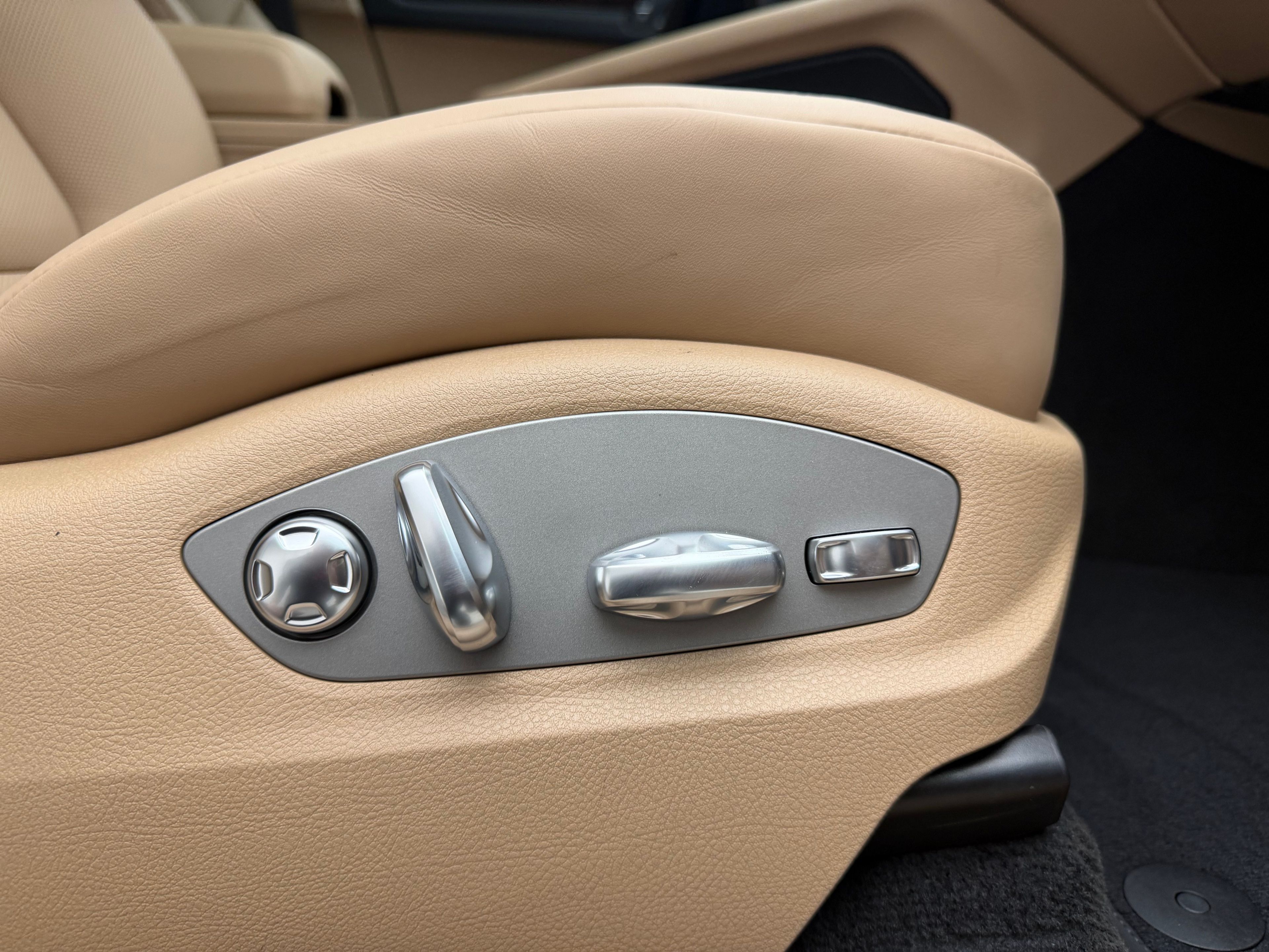 Thumbnail: 2026 Porsche Macan - 22