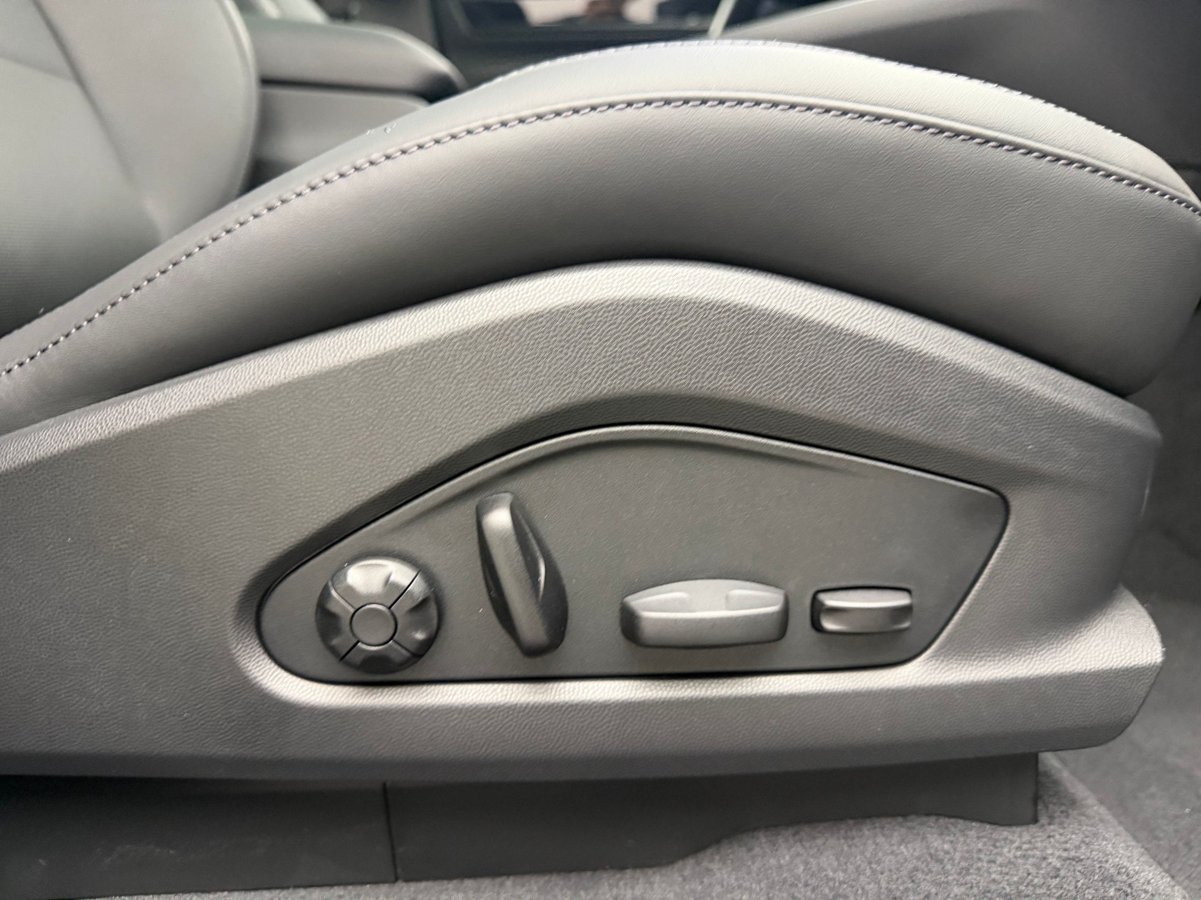 Thumbnail: 2026 Porsche Macan - 26