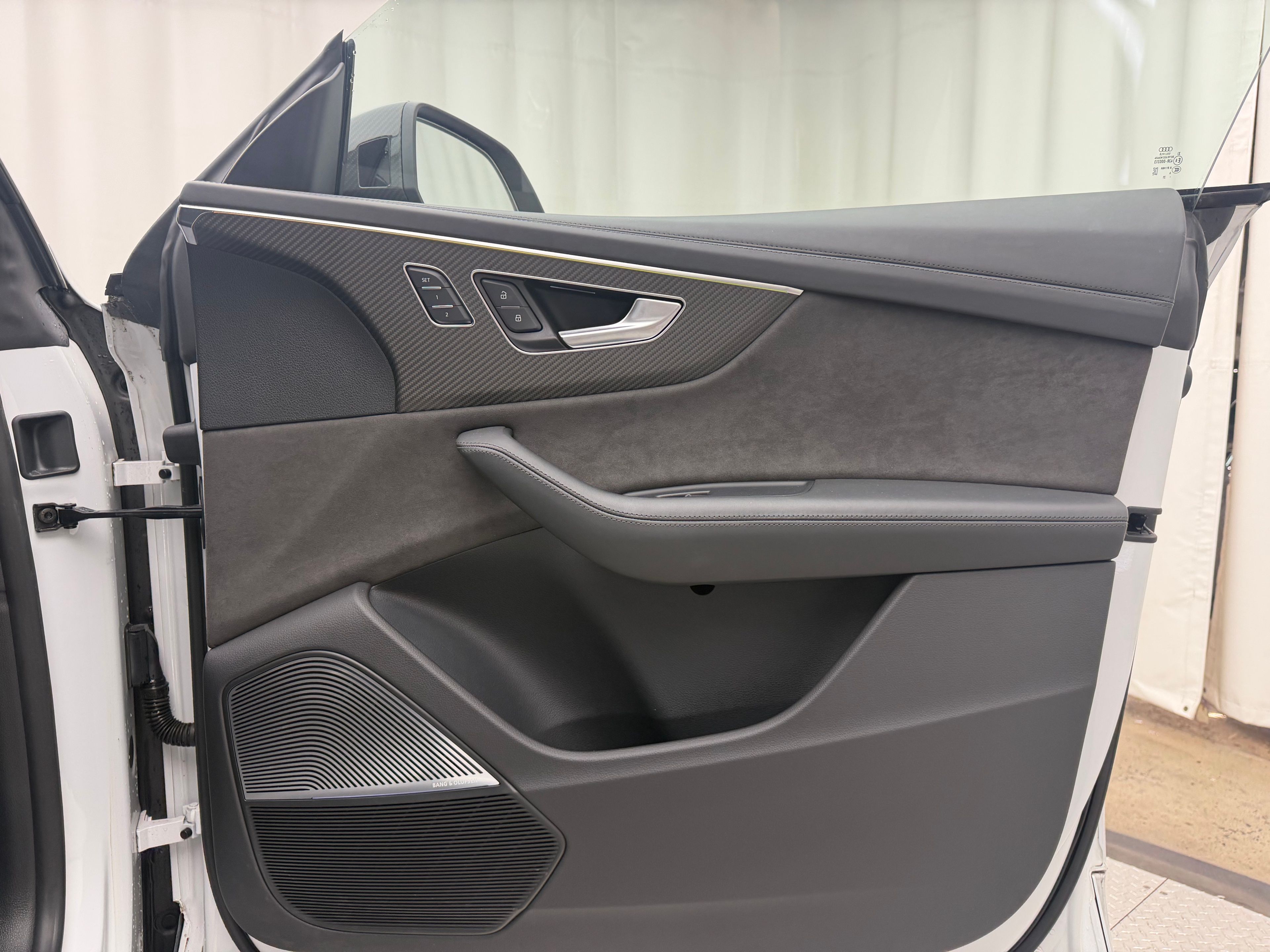 Thumbnail: 2022 Audi RS Q8 - 16