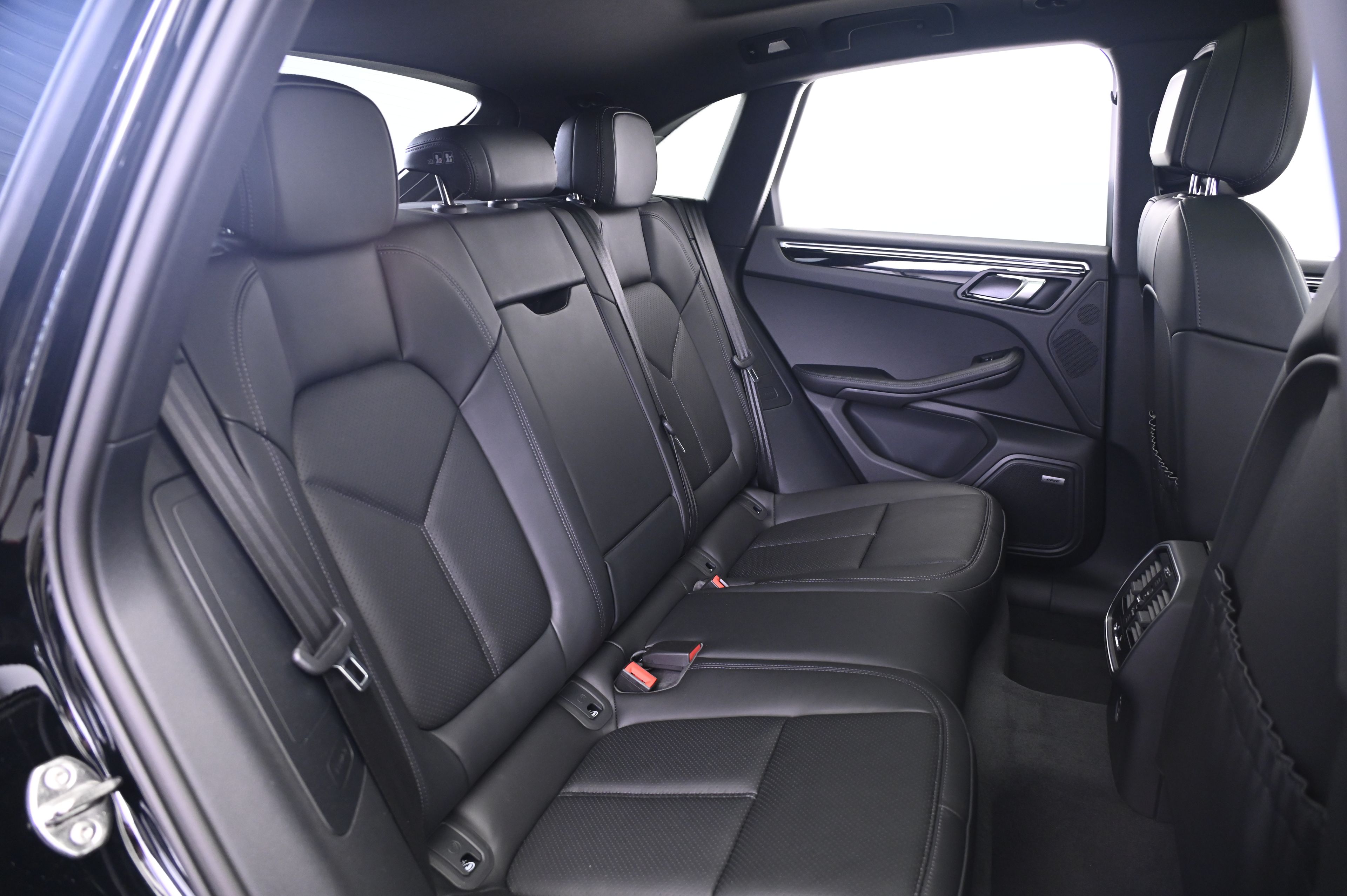 Thumbnail: 2025 Porsche Macan - 18