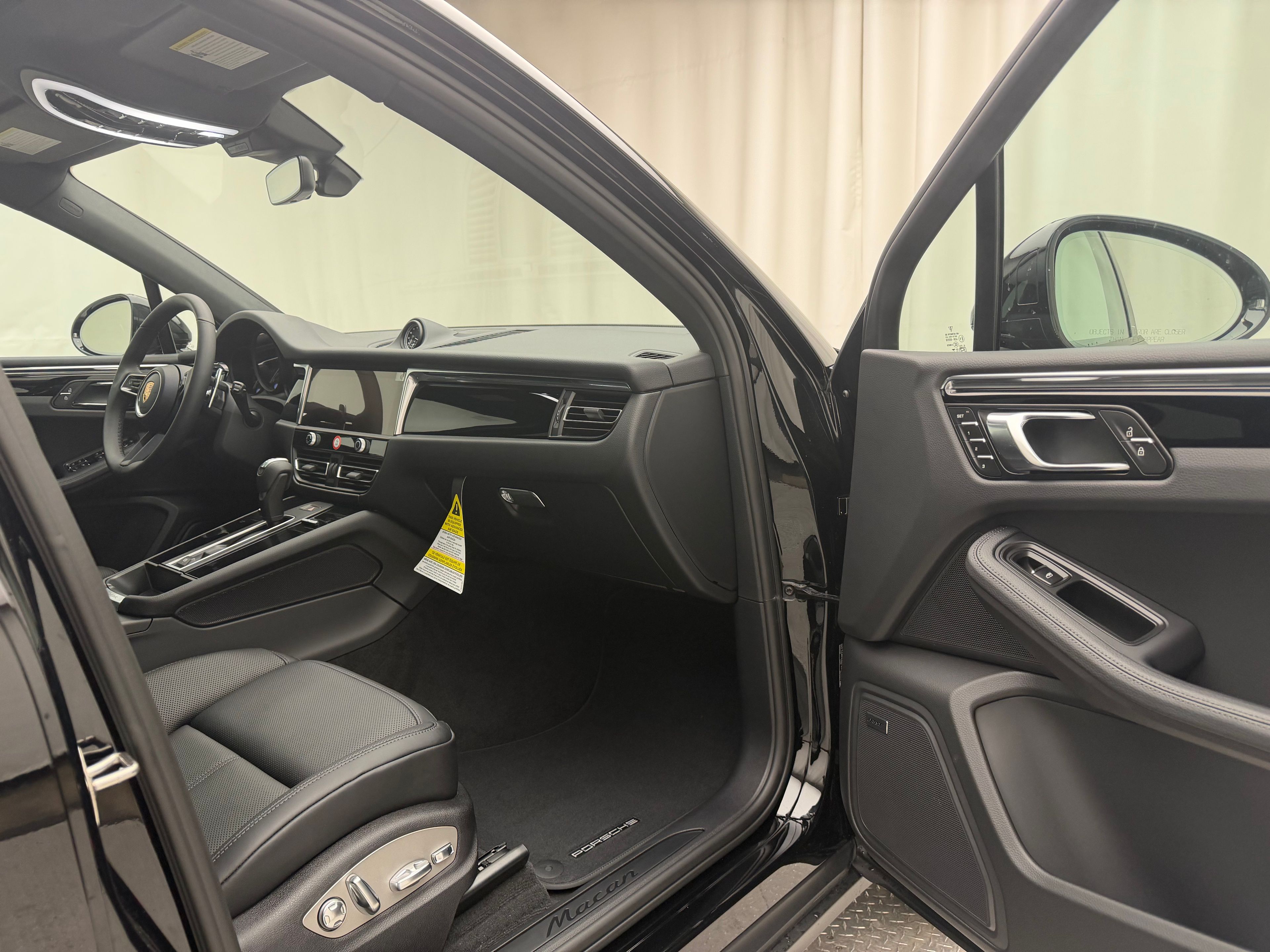 Thumbnail: 2026 Porsche Macan - 17